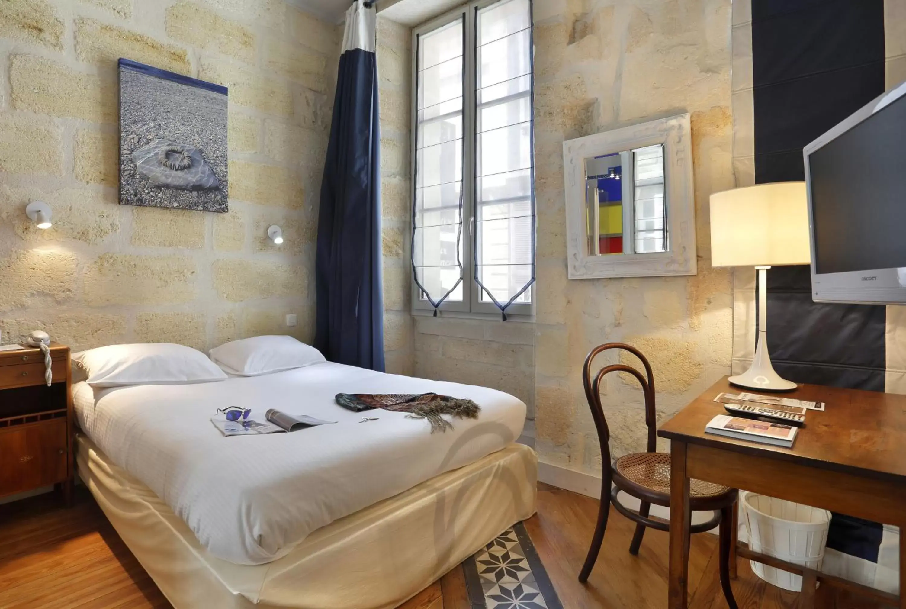 Photo of the whole room, Bed in Hôtel La Tour Intendance