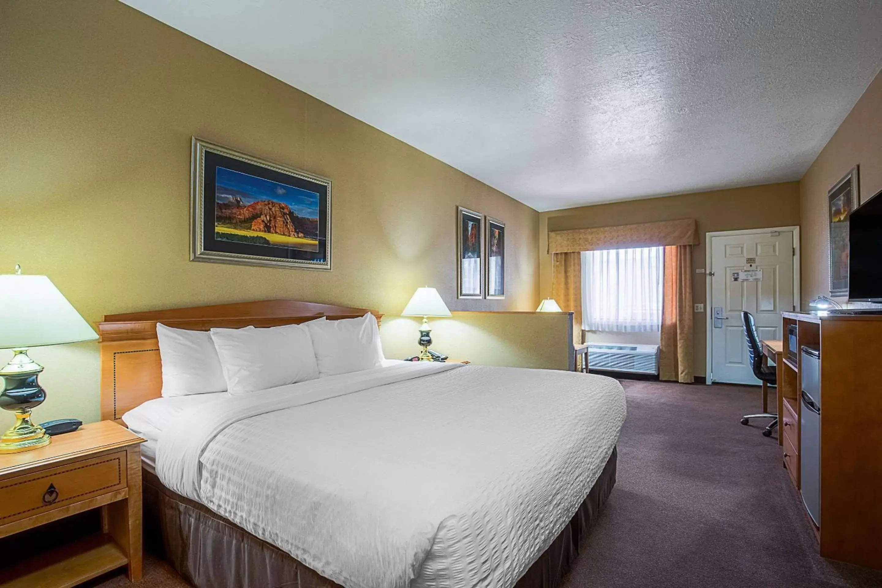 Photo of the whole room, Bed in Clarion Suites St George - Convention Center Area