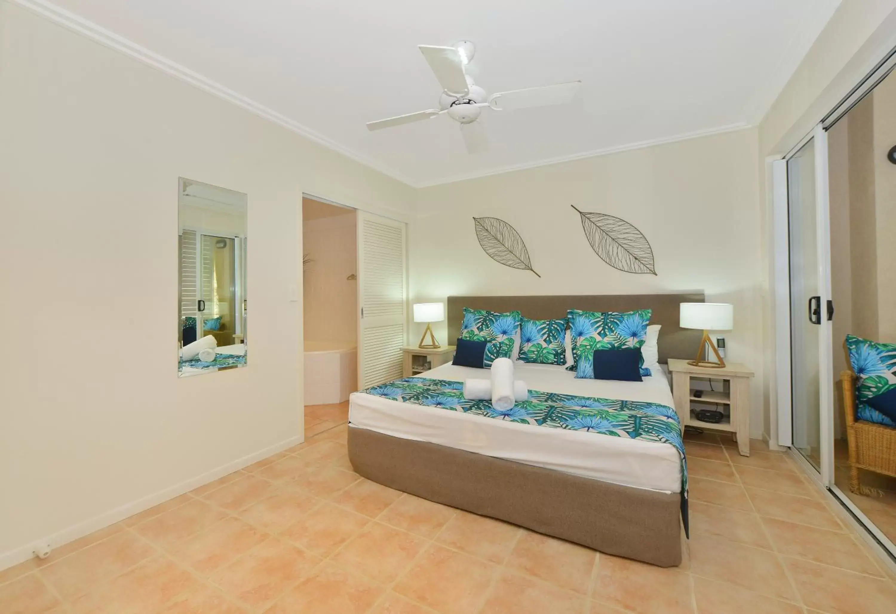 Photo of the whole room, Bed in Cayman Villas Port Douglas