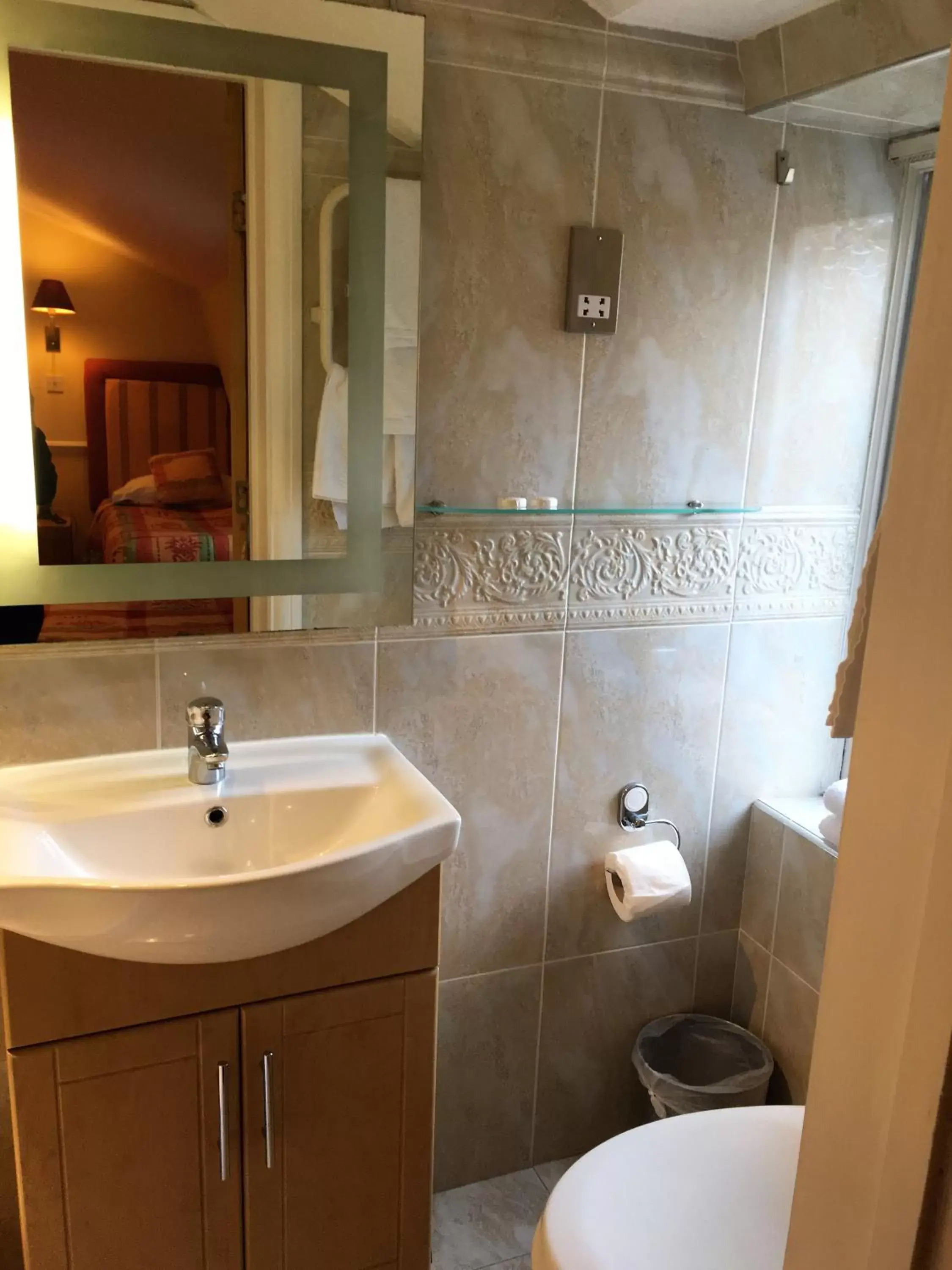 Toilet, Bathroom in Hyde Park Radnor Hotel B&B