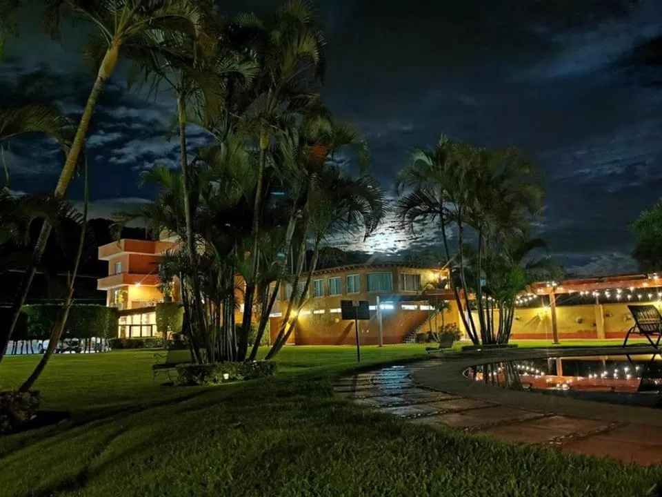 Property Building in Hotel Real Del Valle