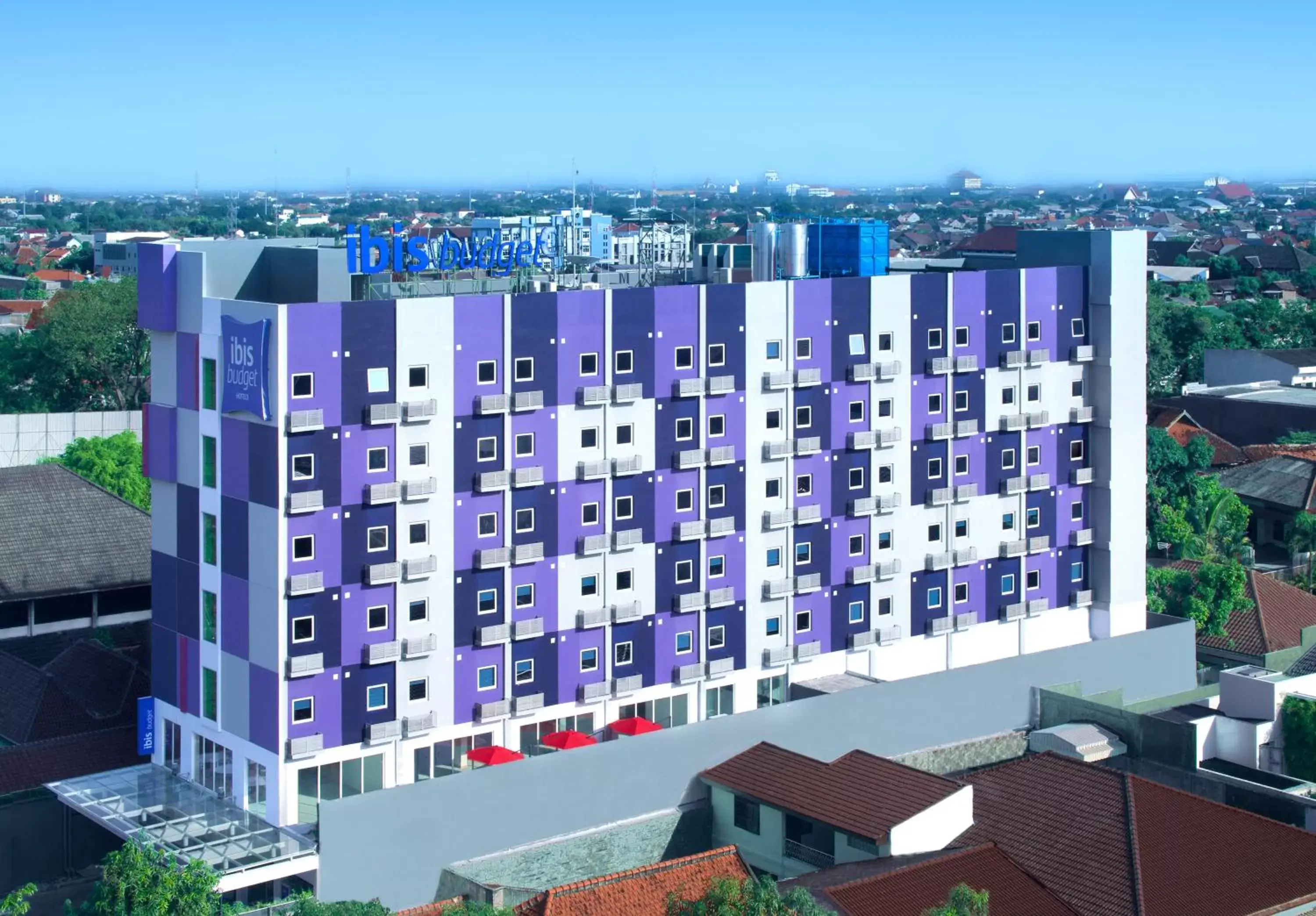 Facade/entrance, Property Building in Ibis Budget Semarang Tendean - CHSE Certified