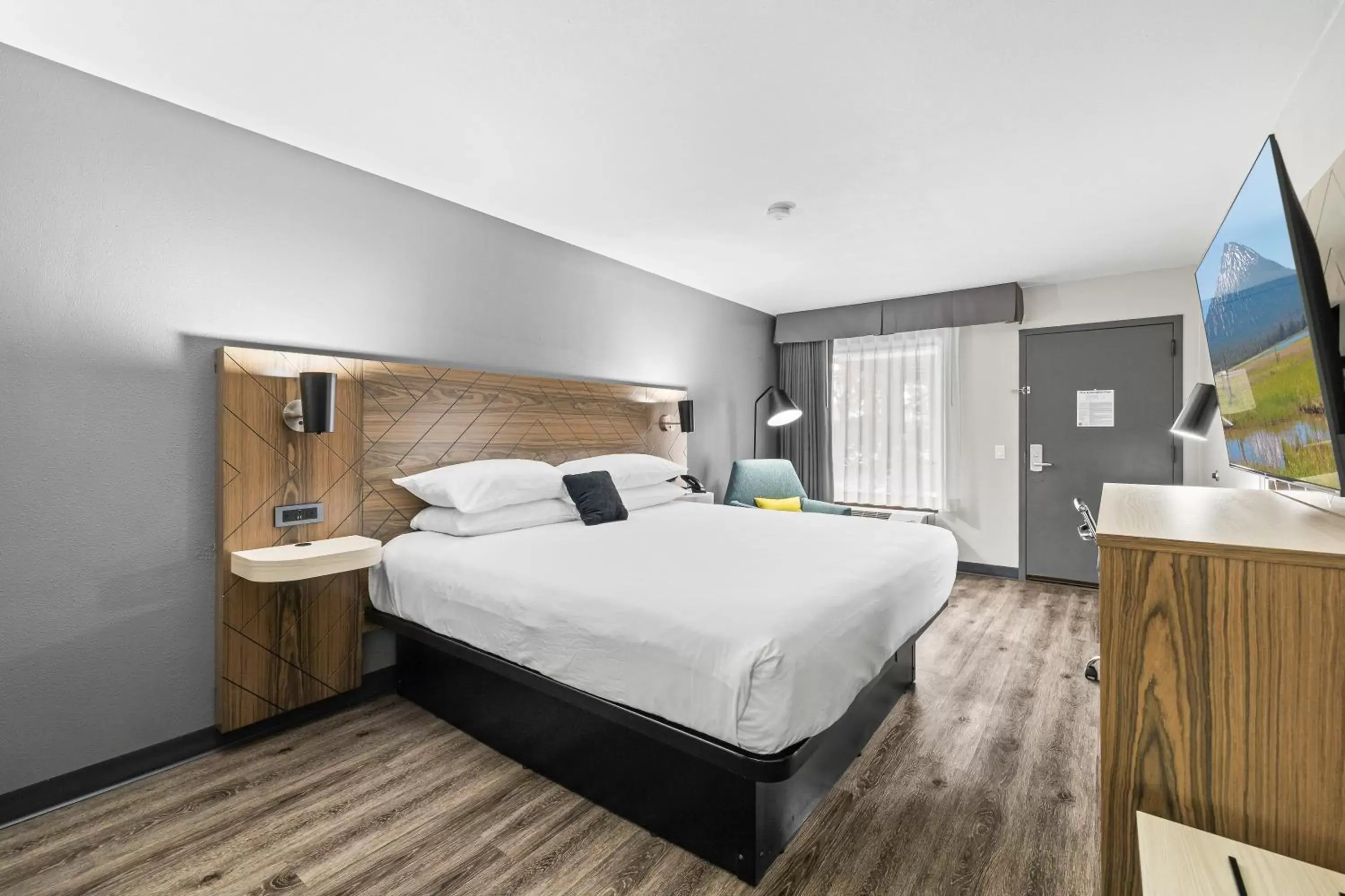 Bedroom, Bed in Red Lion Inn & Suites Deschutes River - Bend