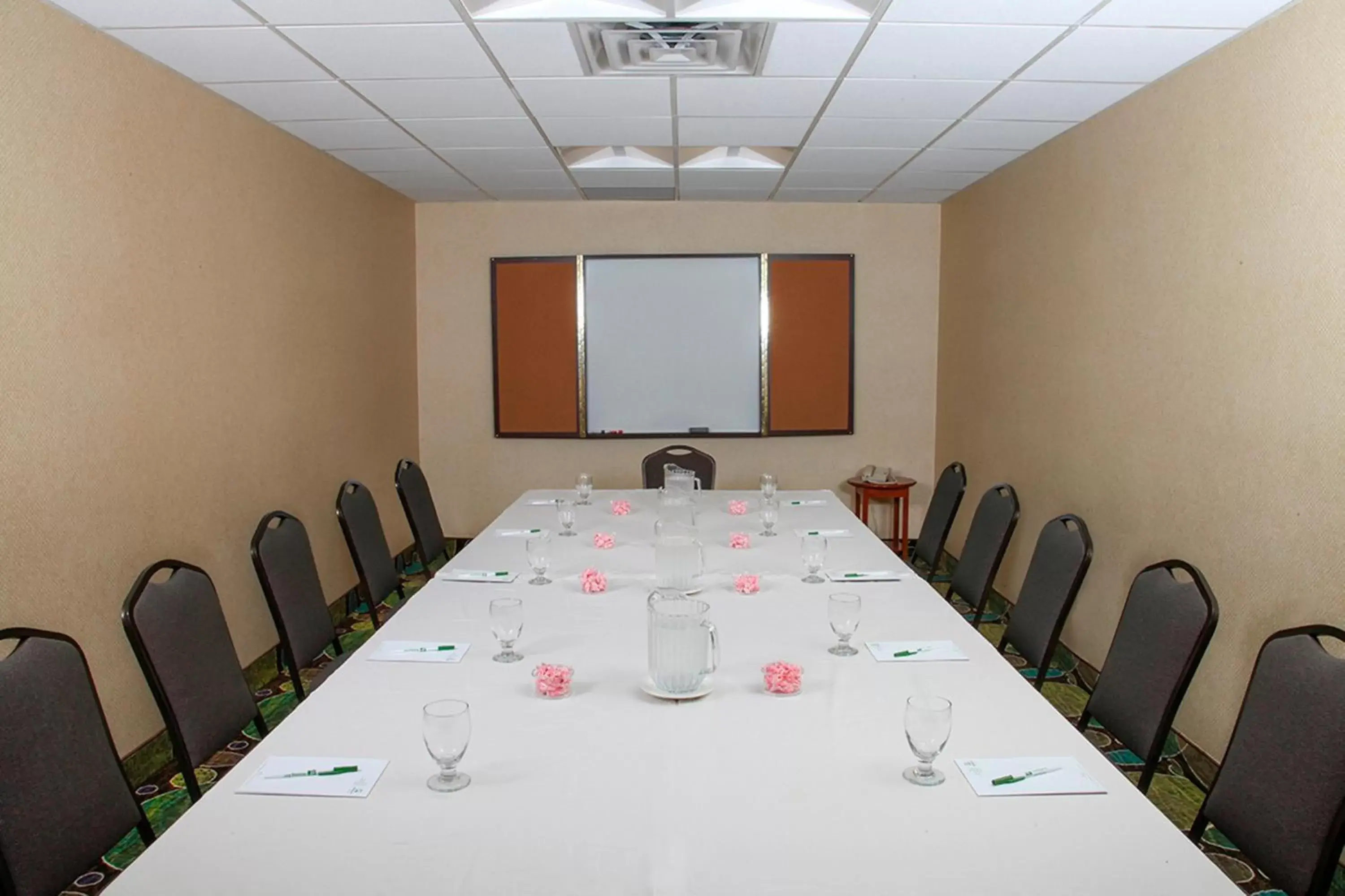 Meeting/conference room in Holiday Inn Westbury-Long Island, an IHG Hotel