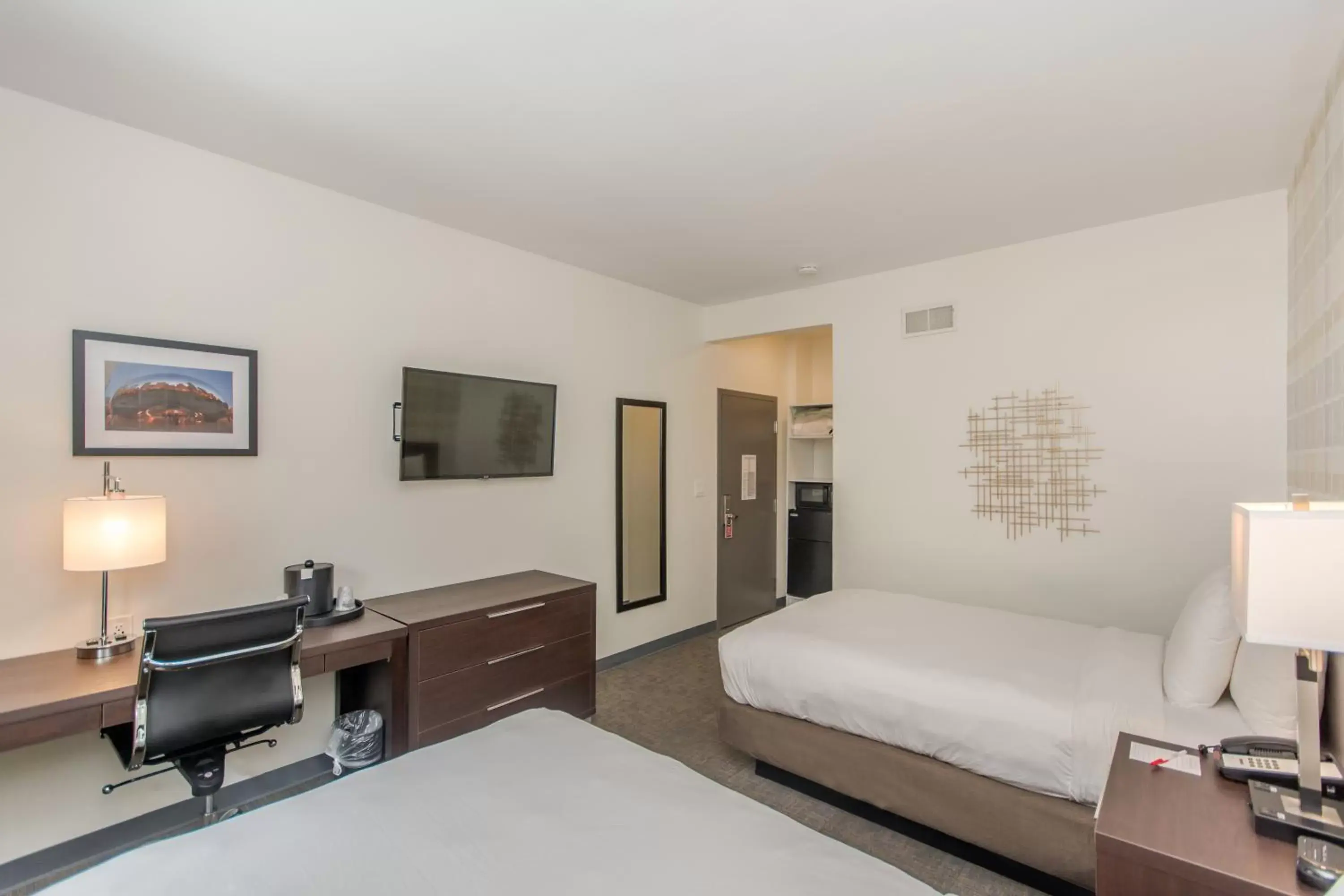 Photo of the whole room, Seating Area in Ohio House Motel