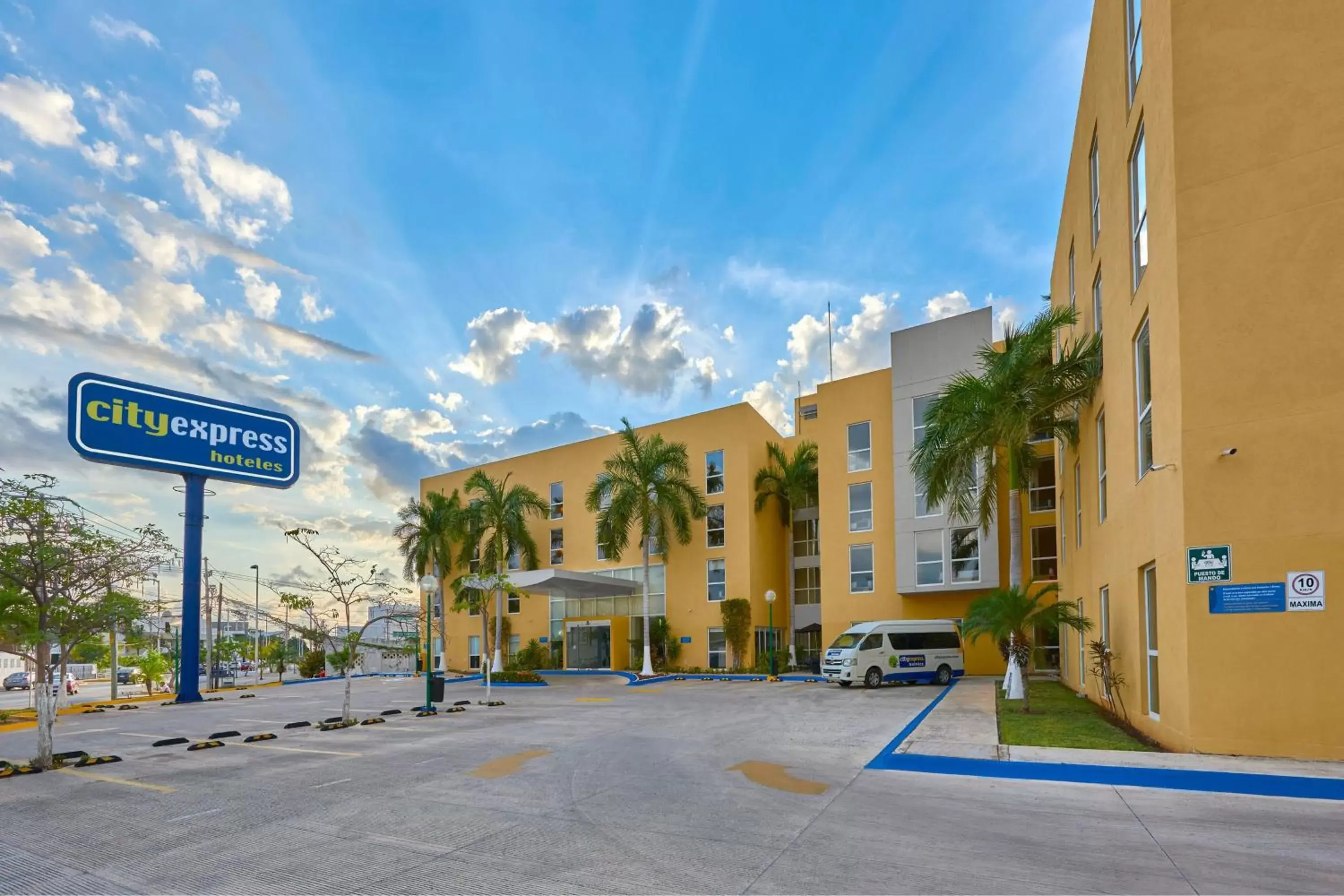Property Building in City Express by Marriott Campeche