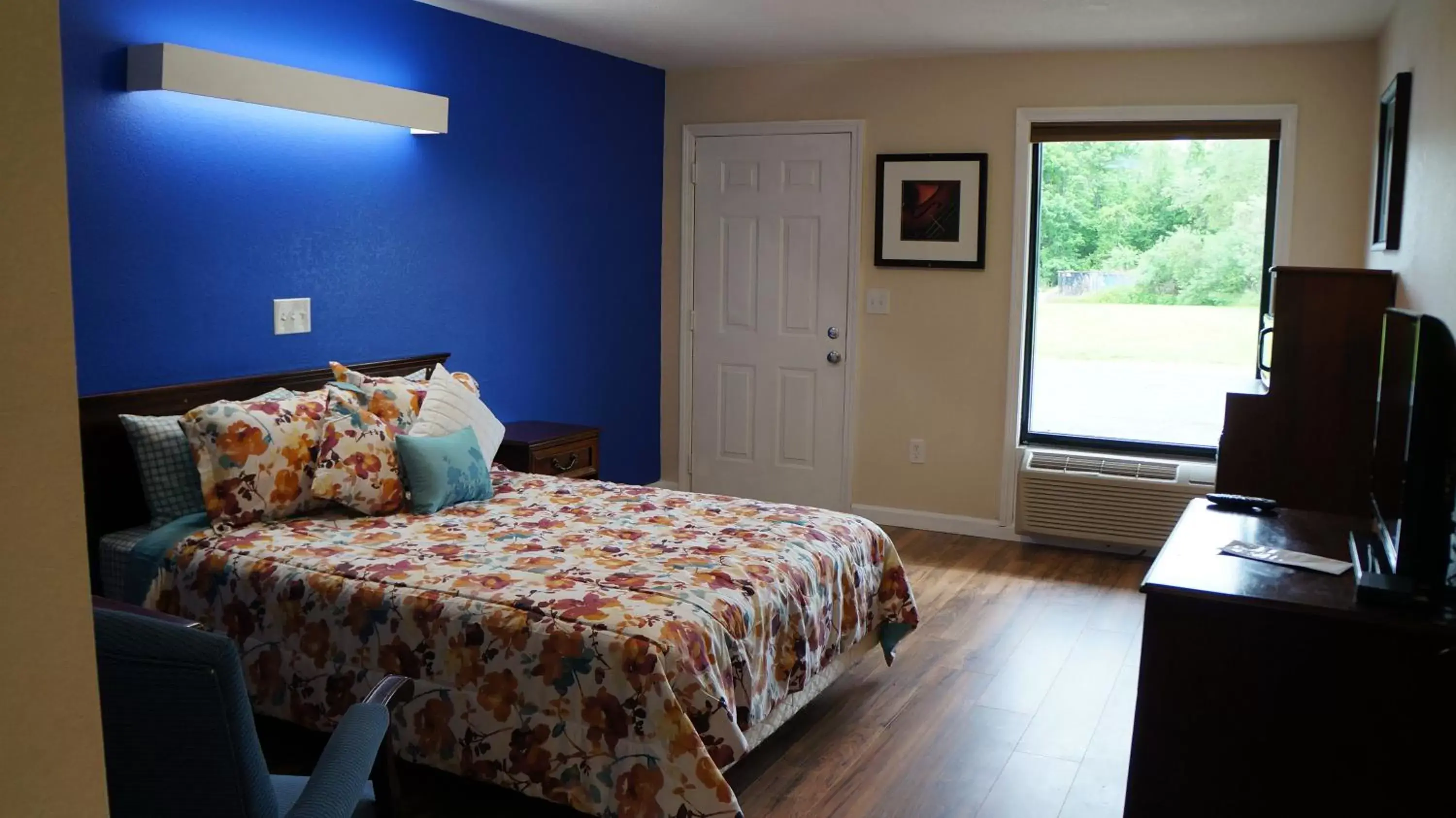 Photo of the whole room, Bed in Classic Motor Lodge Providence - West Greenwich