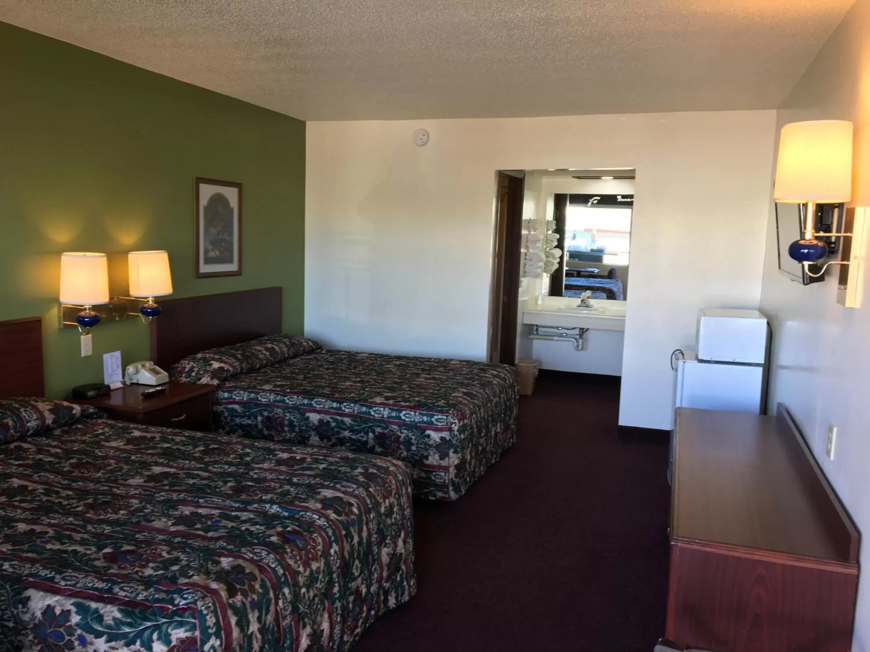 Photo of the whole room, Bed in Thunderbird Motor Inn