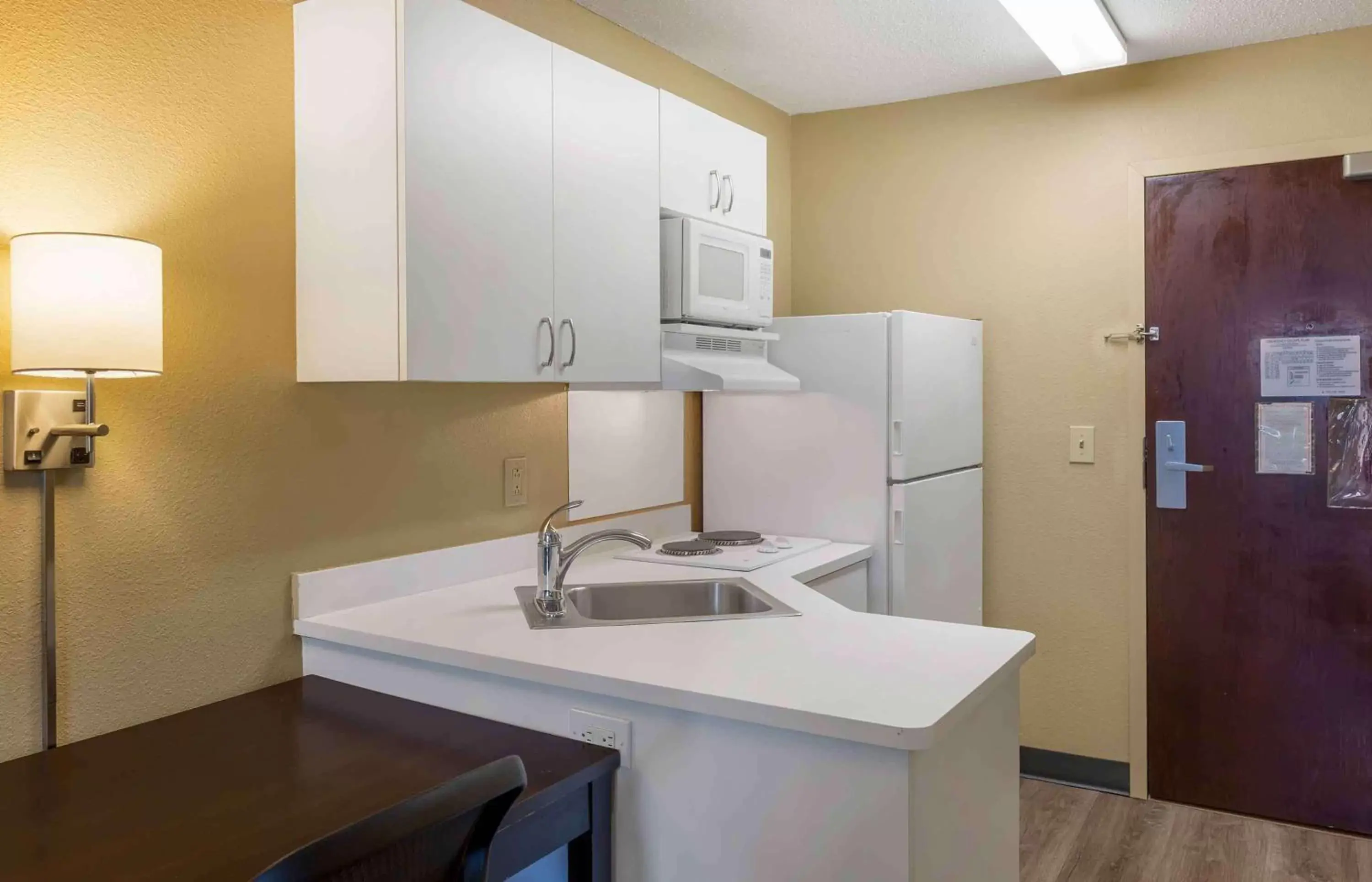 Bedroom, Kitchen/Kitchenette in Extended Stay America Suites - Boston - Tewksbury