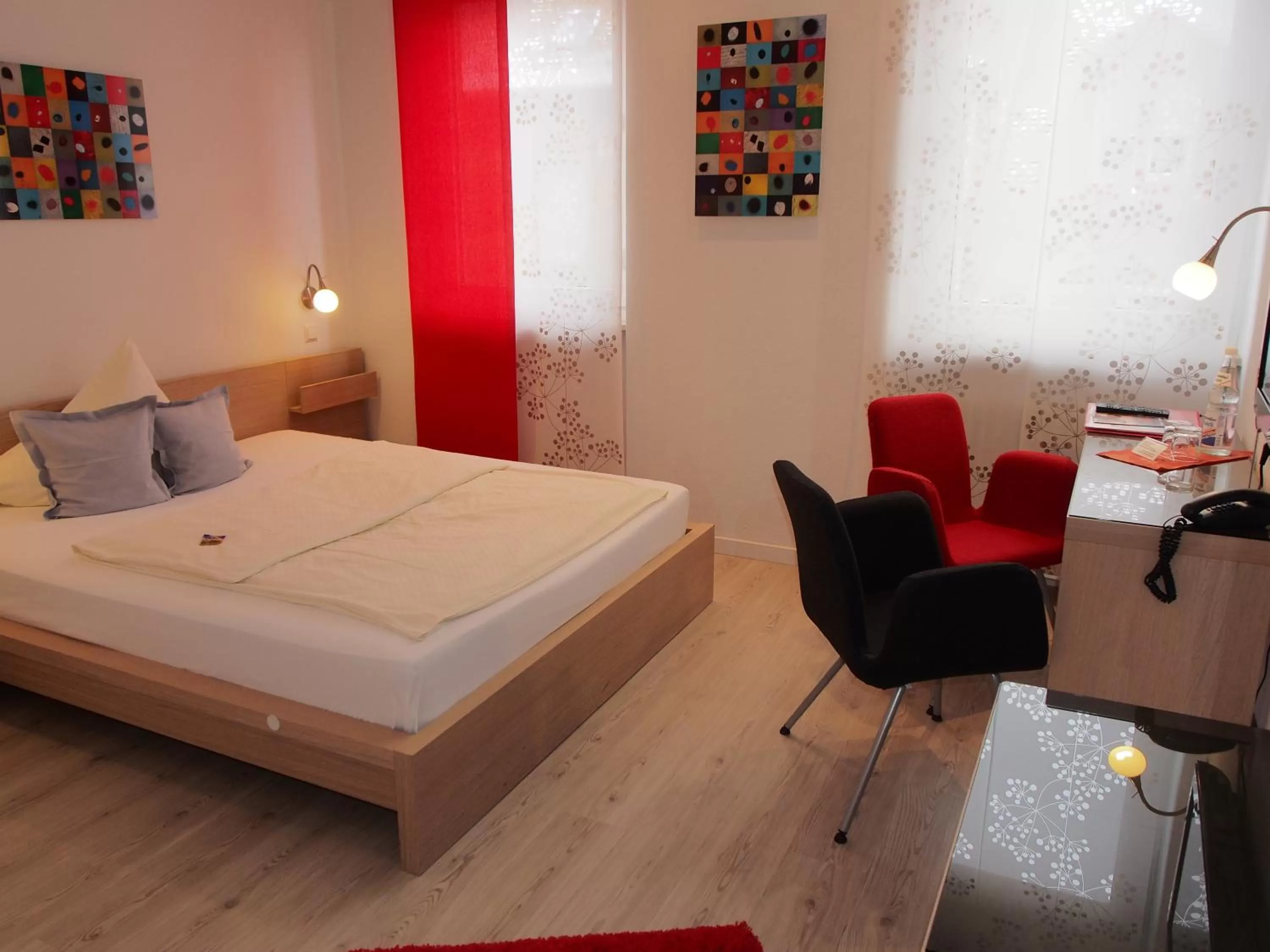 Photo of the whole room, Bed in Hotel Barbarossa Karlsruhe Stadtmitte