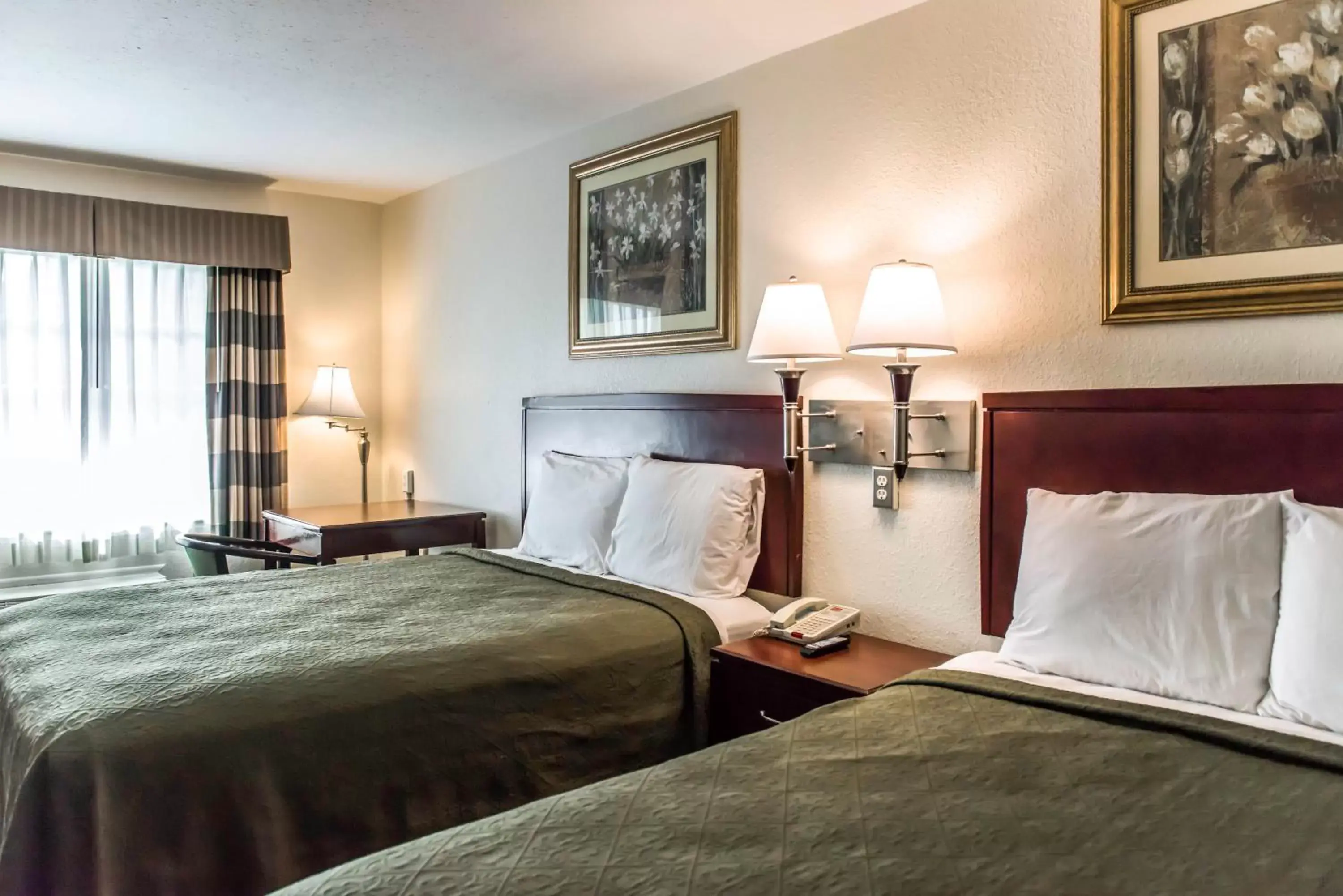 Queen Room with Two Queen Beds - Non-Smoking in Econo Lodge Monticello