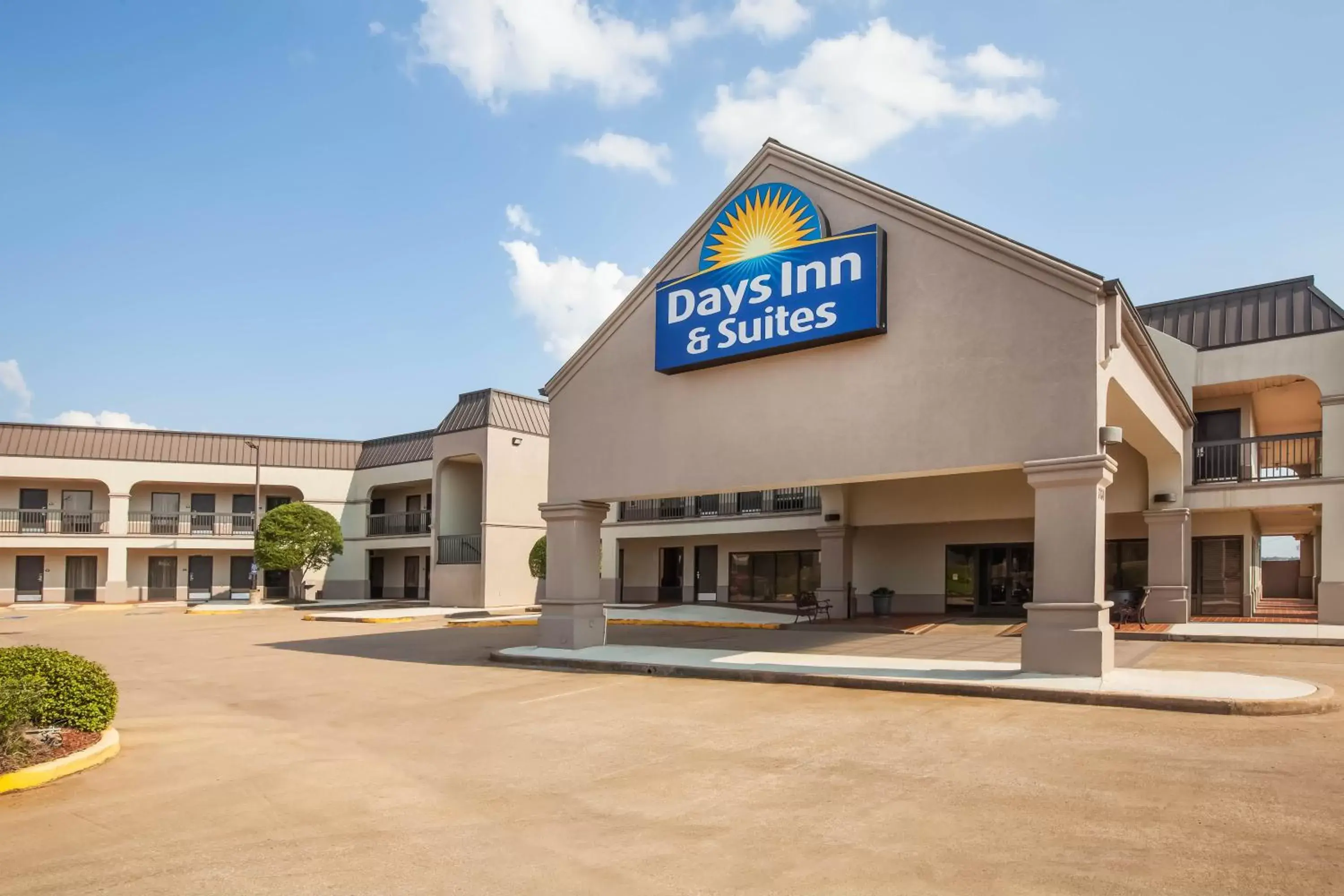 Facade/entrance, Property Building in Days Inn & Suites by Wyndham Tyler