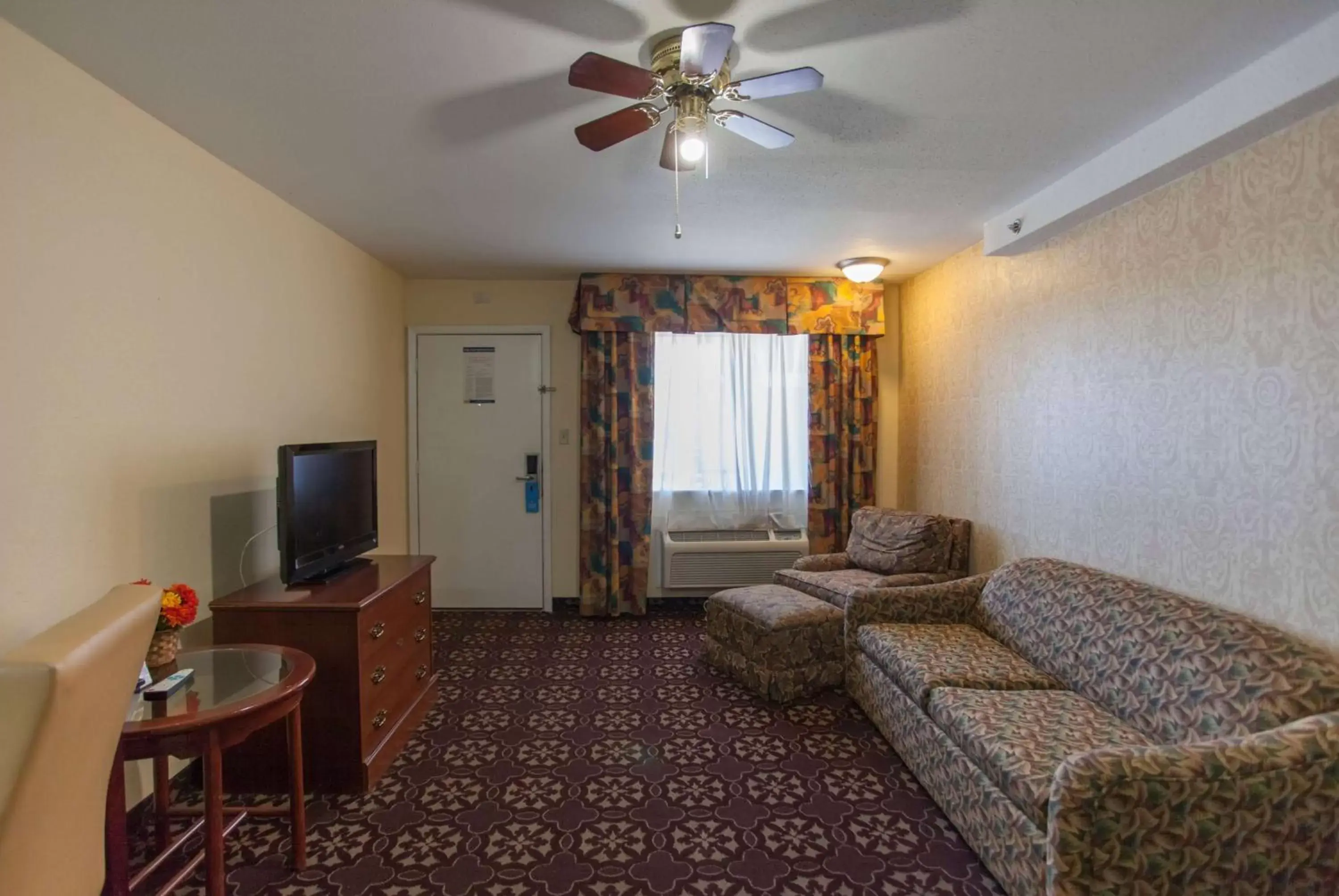 Photo of the whole room, Seating Area in Days Inn by Wyndham Shenandoah