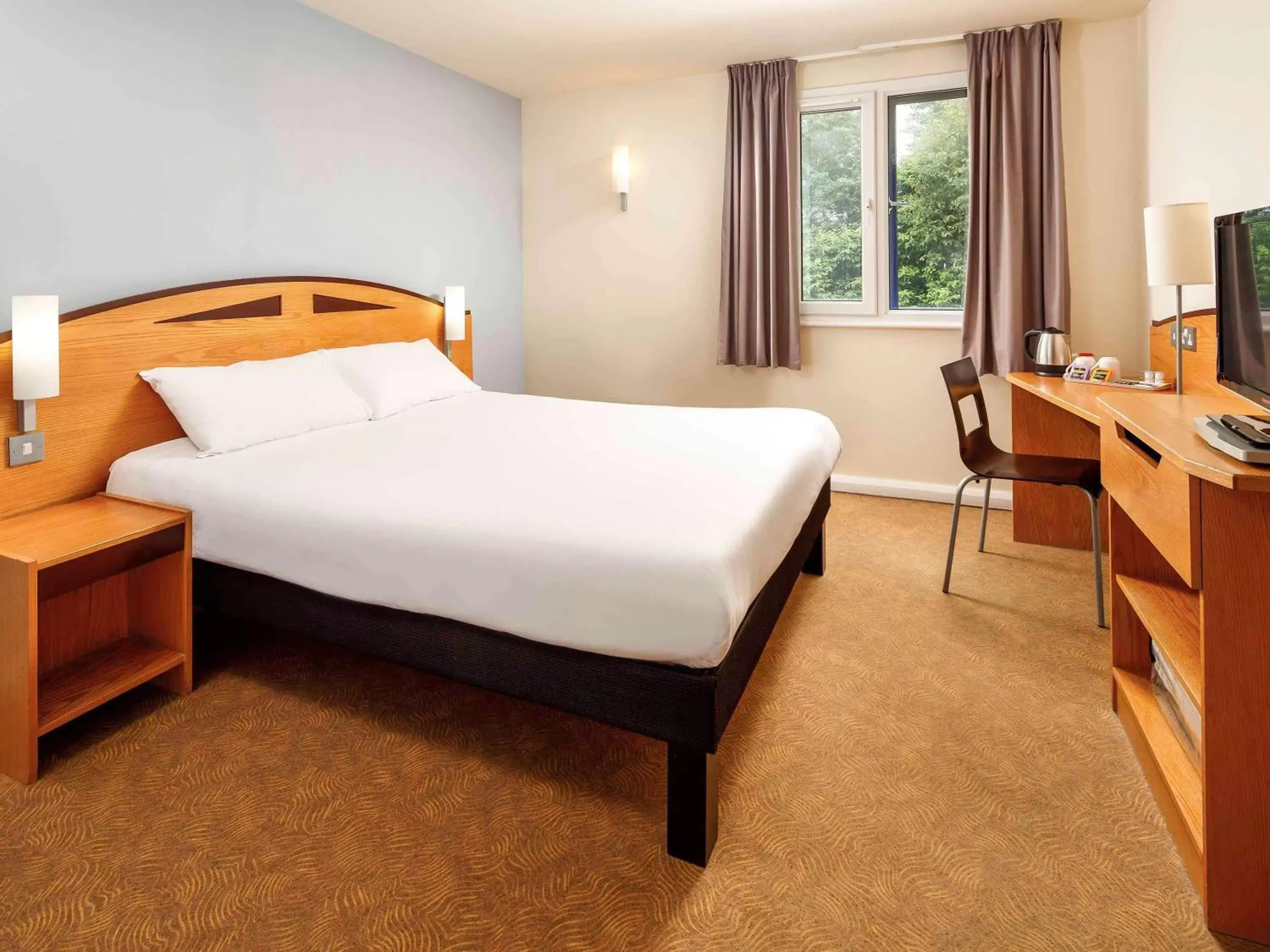 Photo of the whole room, Bed in ibis Lincoln