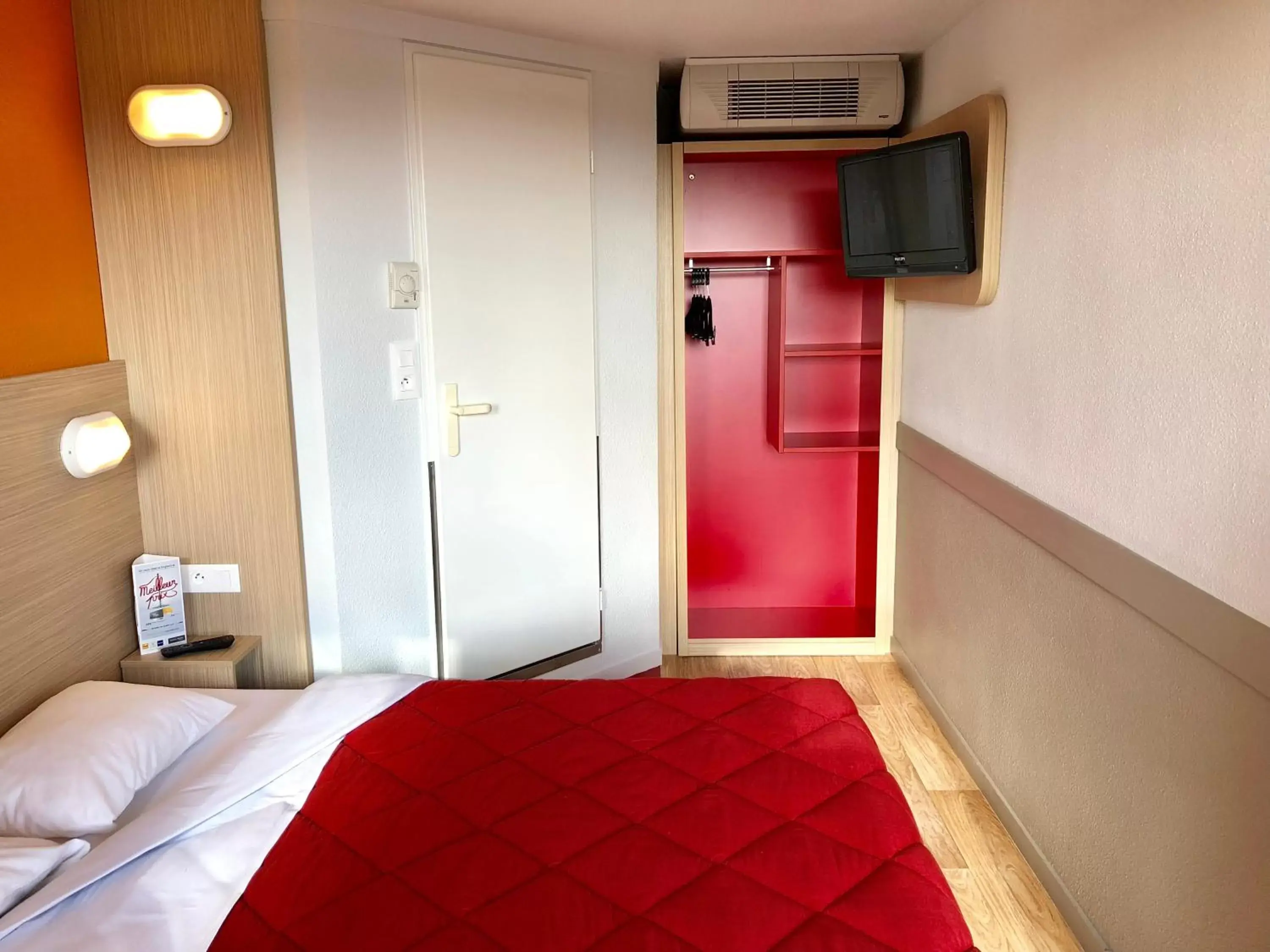 Photo of the whole room, Bed in Premiere Classe Perpignan Sud
