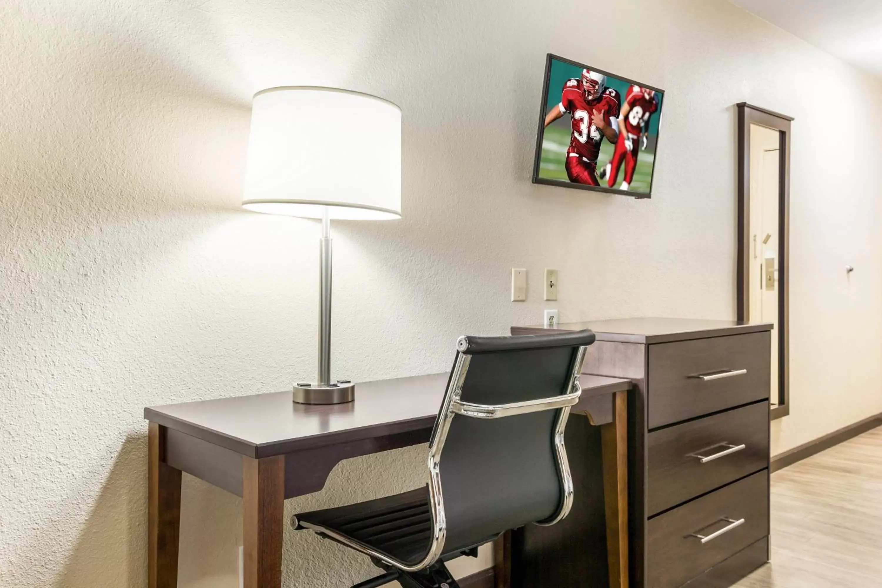 Photo of the whole room, TV/Entertainment Center in Red Roof Inn Dry Ridge