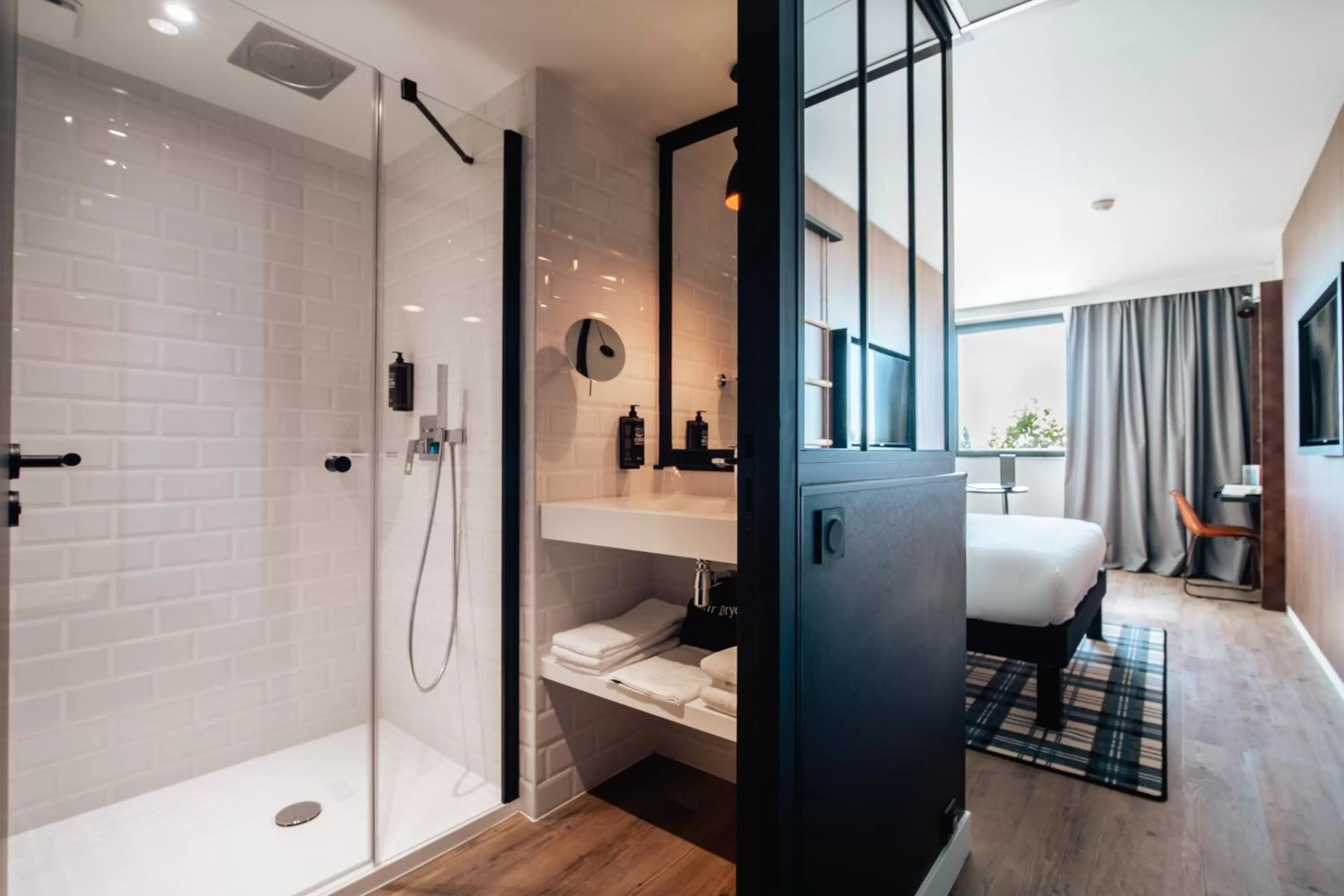 Bathroom in ibis Styles Castelnaudary