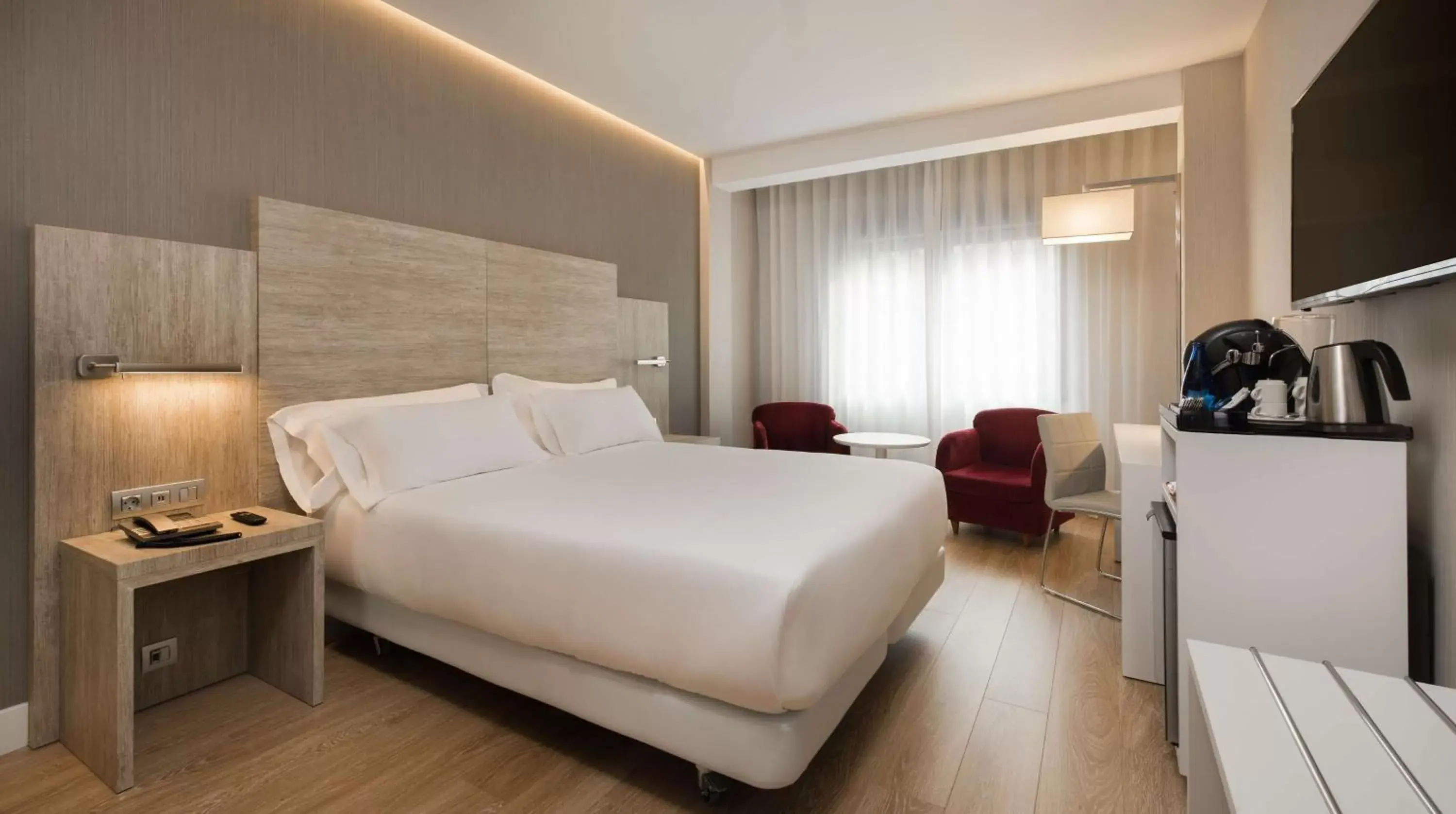 Photo of the whole room, Bed in NH Madrid Chamberí