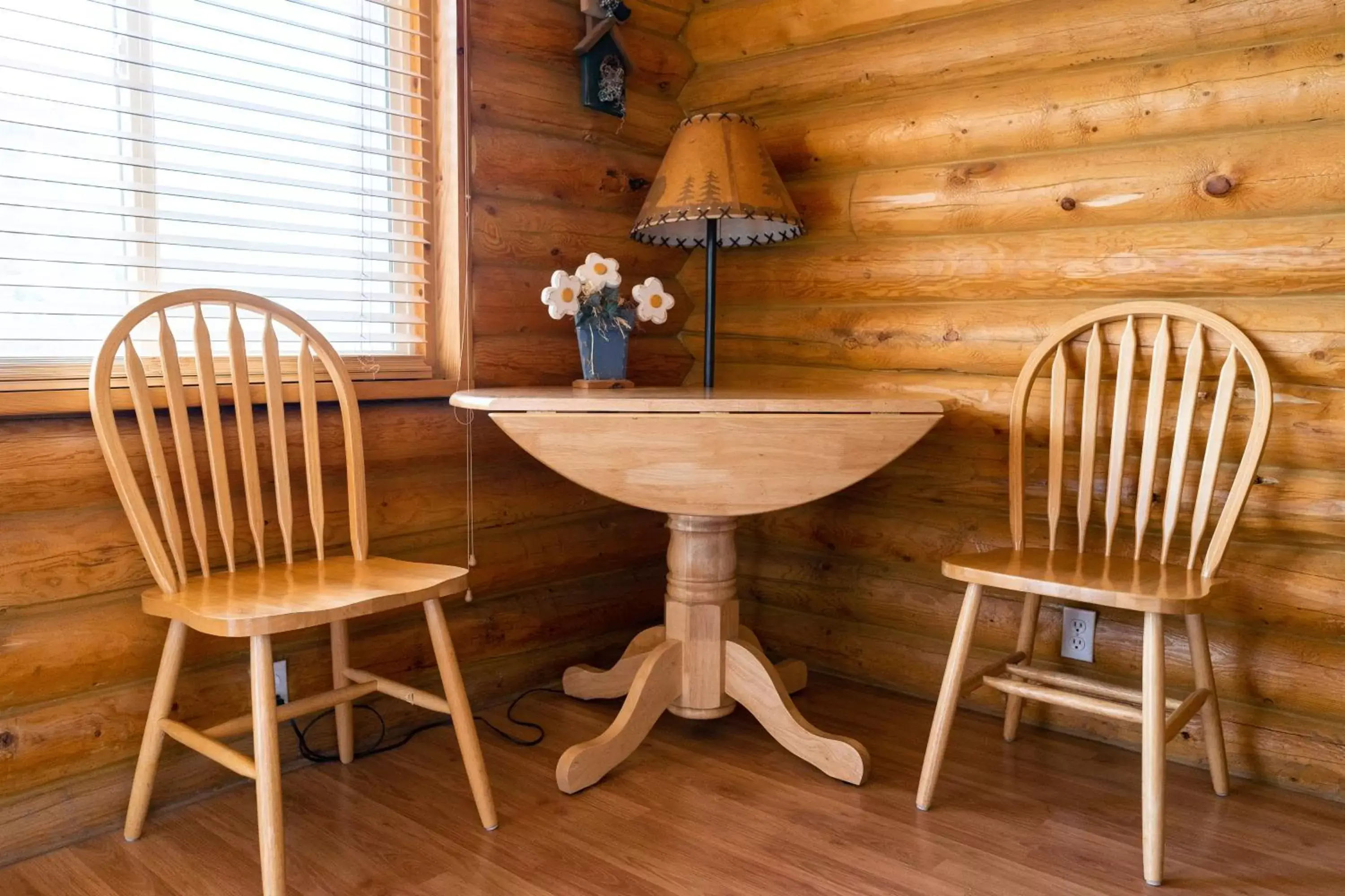 Seating area, Bathroom in Country Cabins Inn