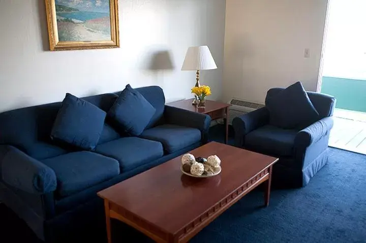 Living room, Seating Area in Coral Reef Inn & Condo Suites