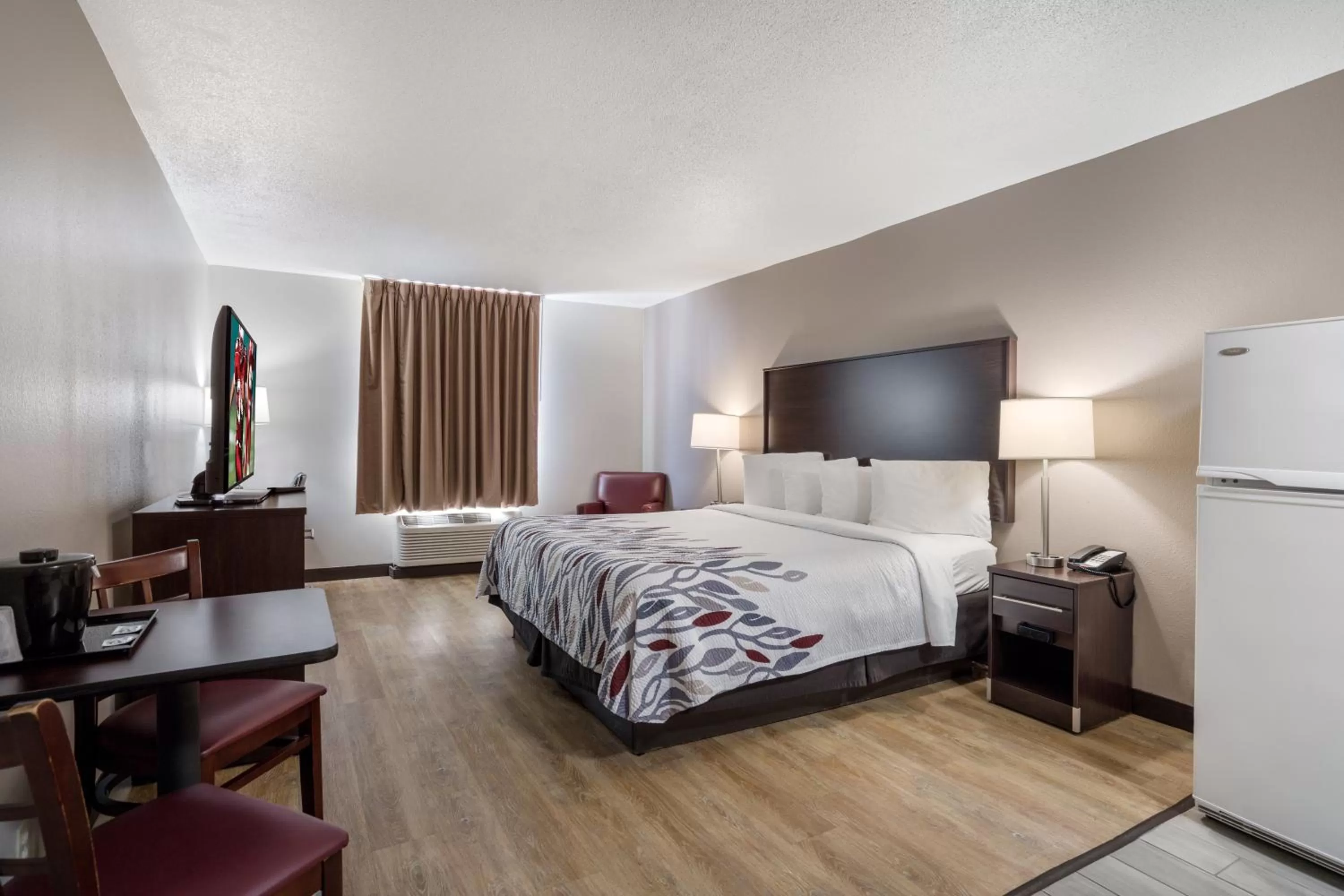 Photo of the whole room, Bed in Red Roof Inn & Suites Jacksonville, NC