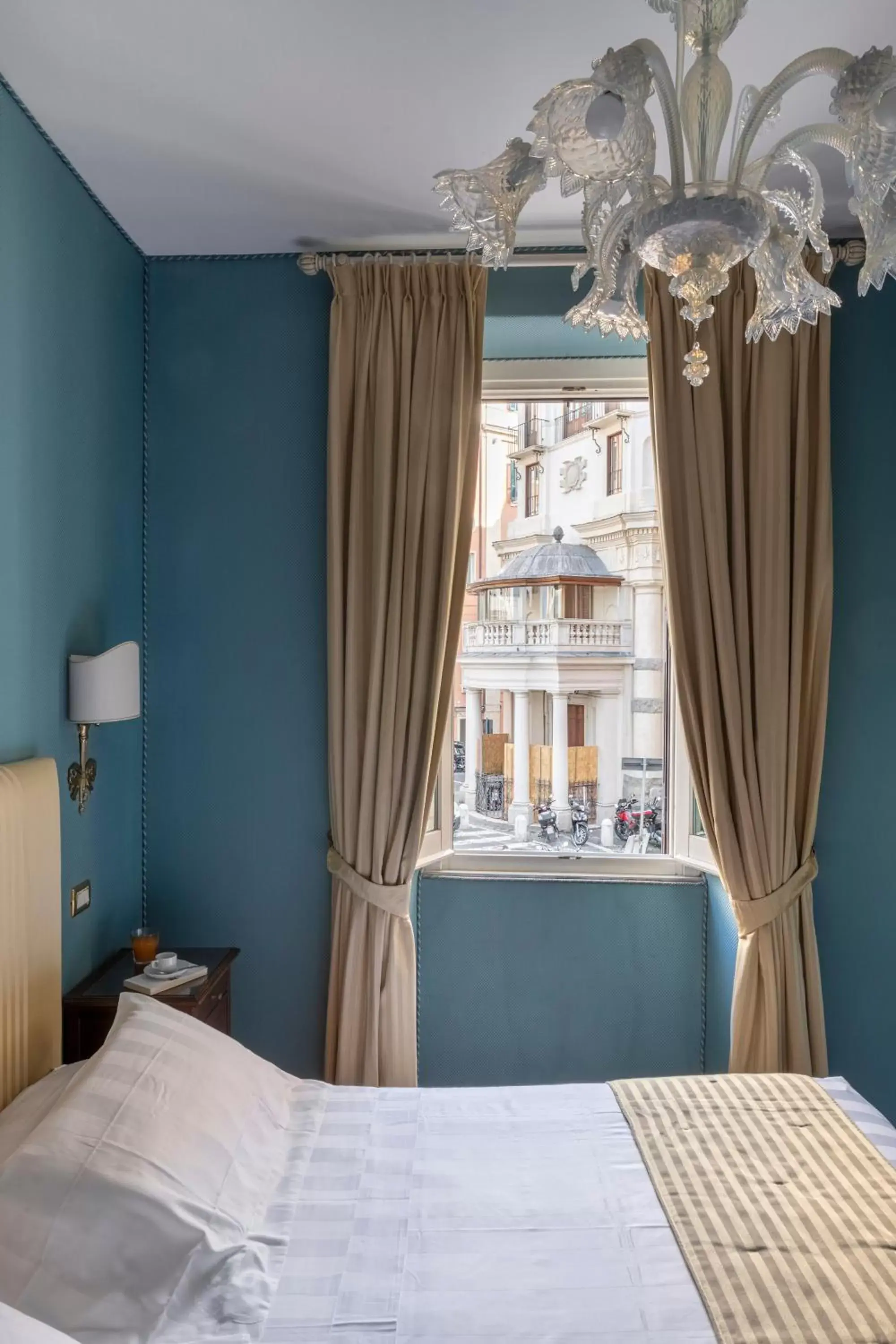 View (from property/room), Bed in Hotel Scalinata Di Spagna