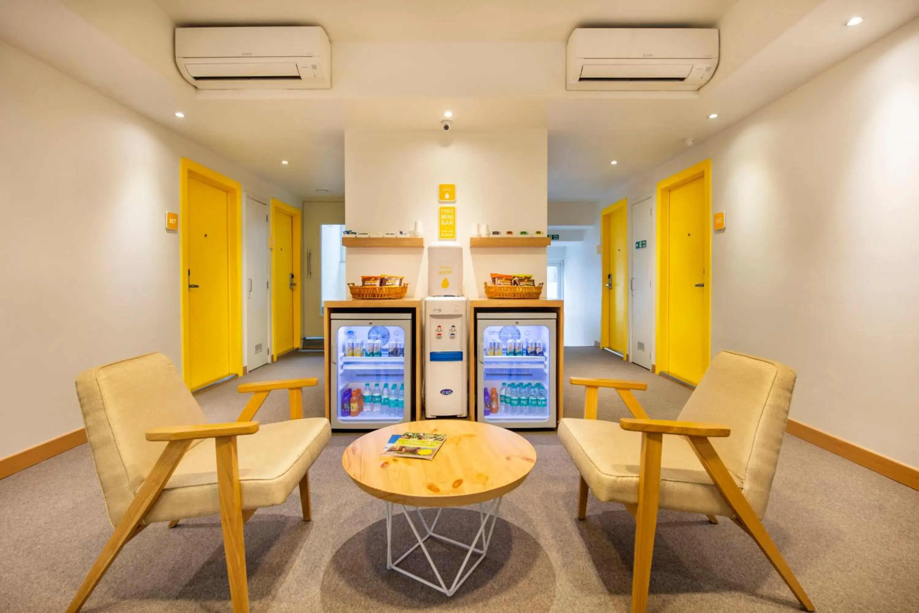 Lounge or bar in bloomrooms @ Janpath Lounge or bar in bloomrooms @ Janpath