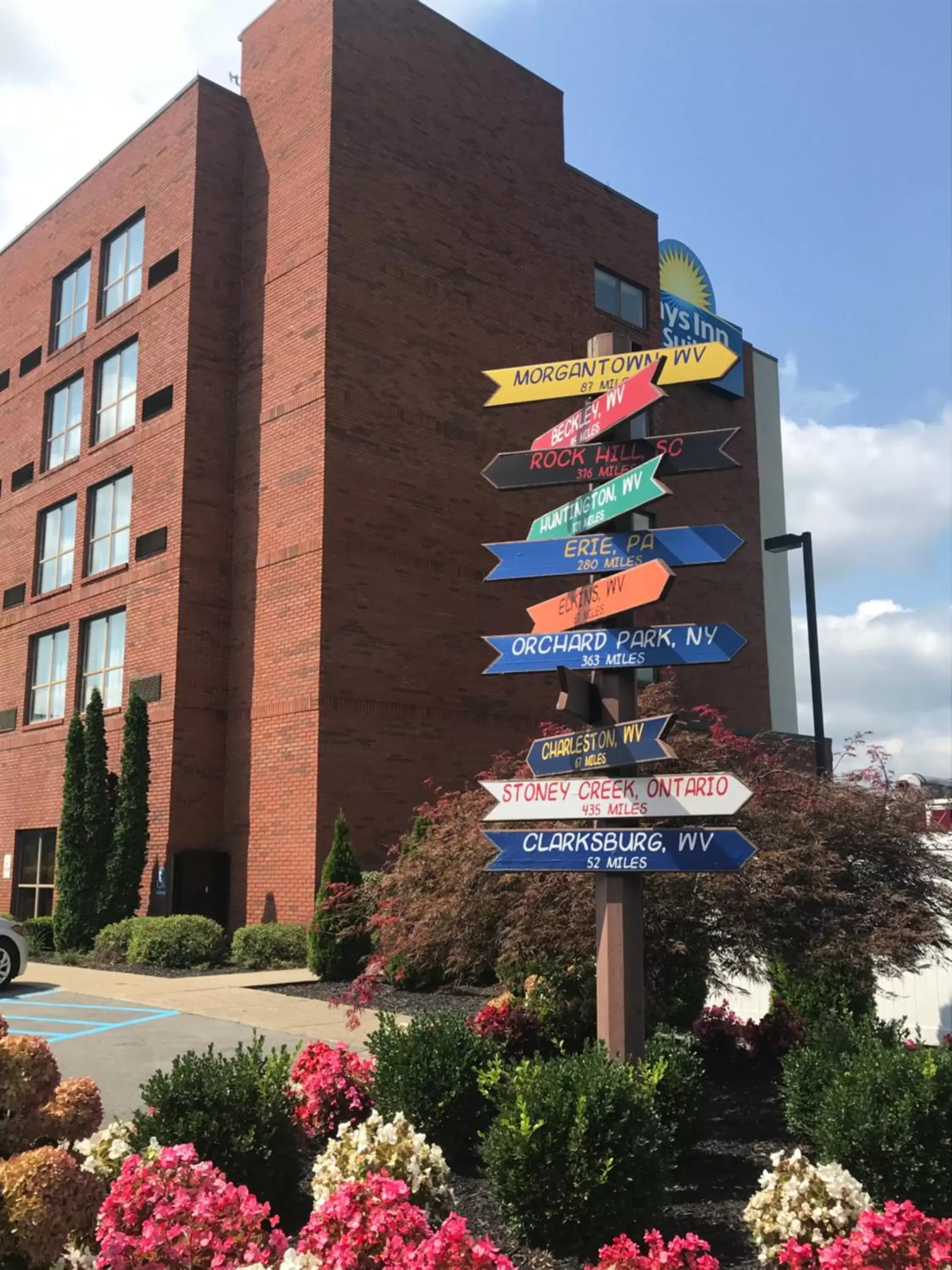 Property building in Days Inn & Suites by Wyndham Sutton Flatwoods Property building in Days Inn & Suites by Wyndham Sutton Flatwoods