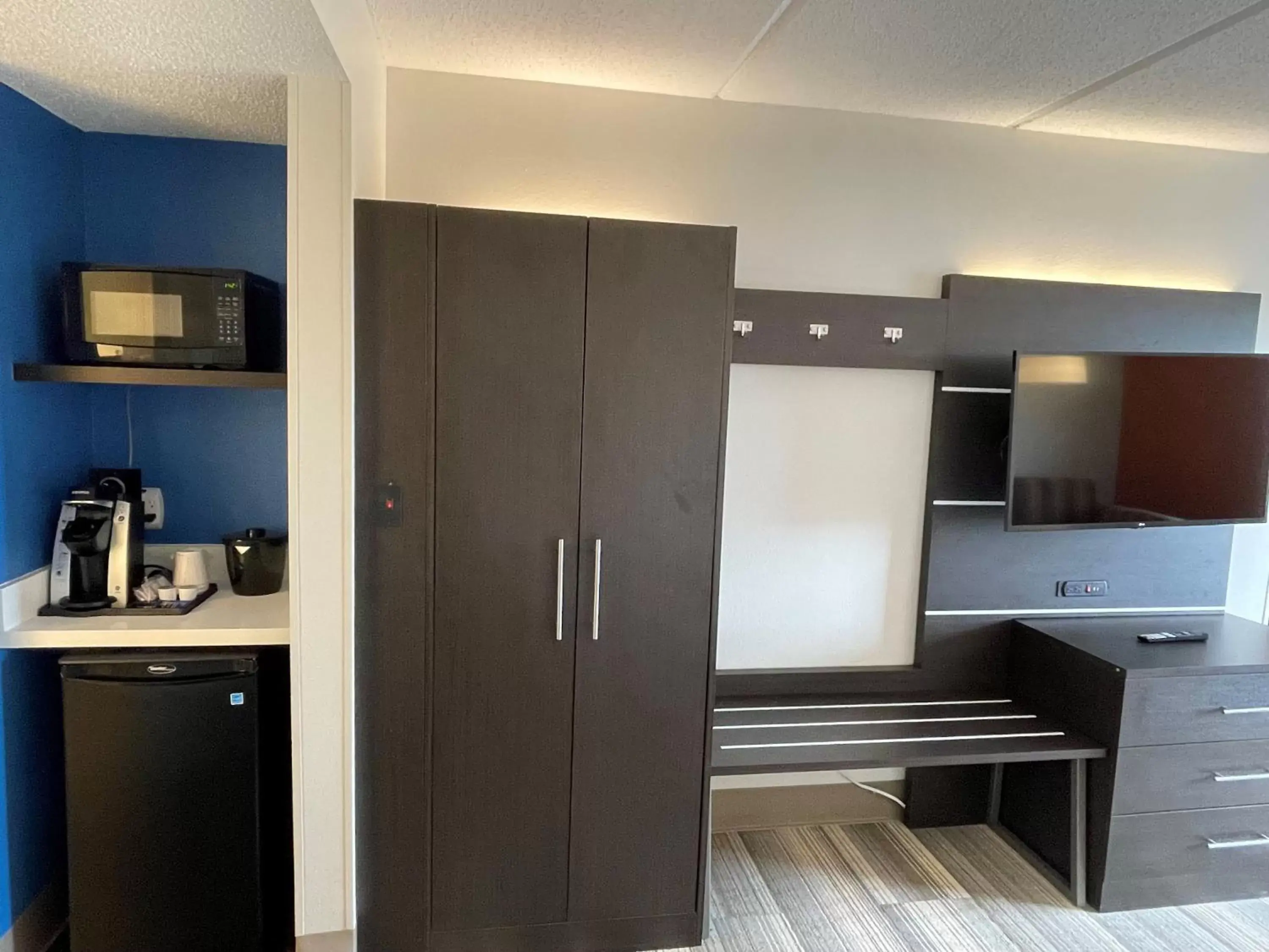 Photo of the whole room, Kitchen/Kitchenette in Holiday Inn Express Hotel & Suites Bluffton at Hilton Head Area, an IHG Hotel