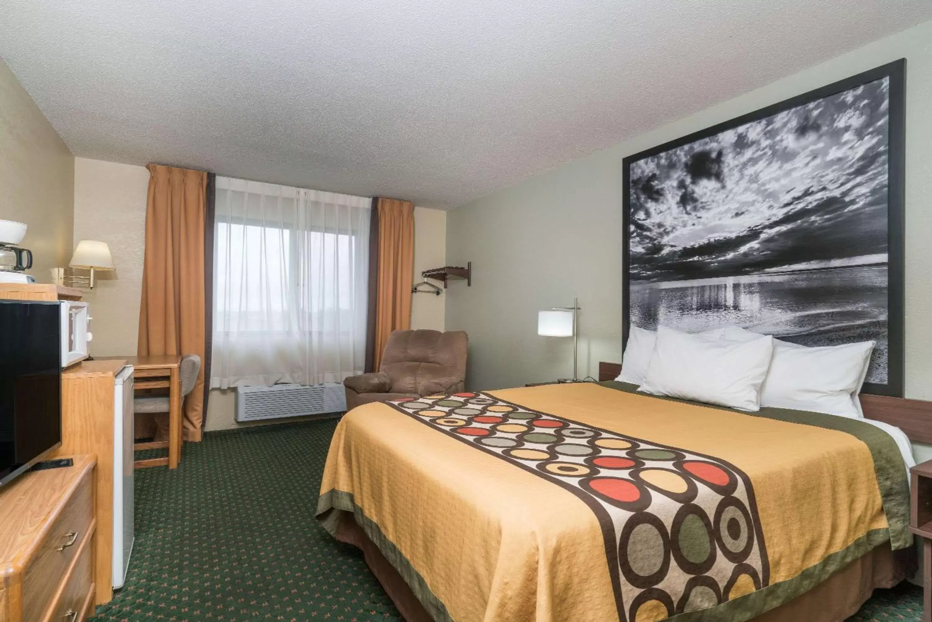 Photo of the whole room, Bed in Super 8 by Wyndham Alexandria MN