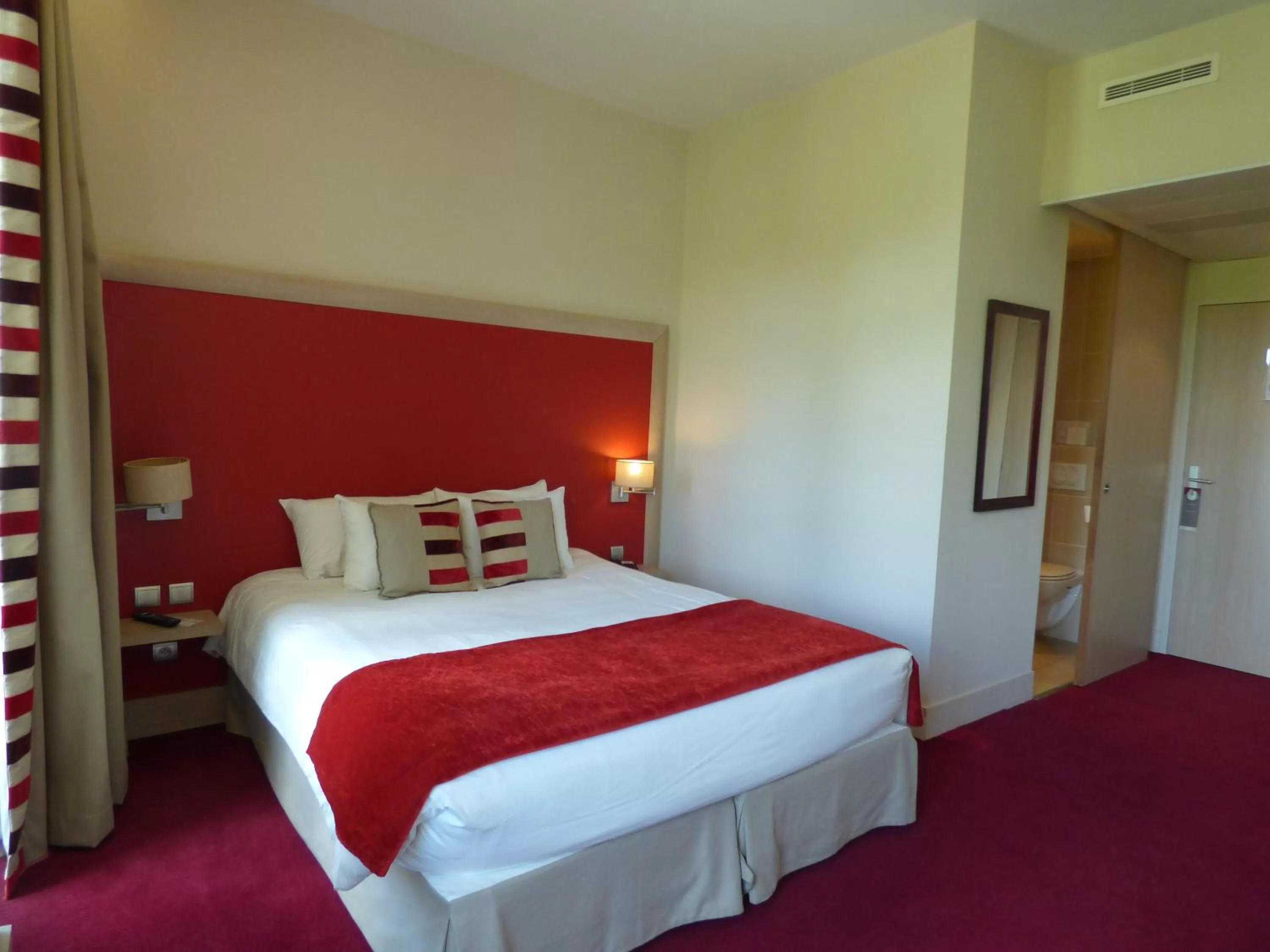 Bed in Hôtel du Parc