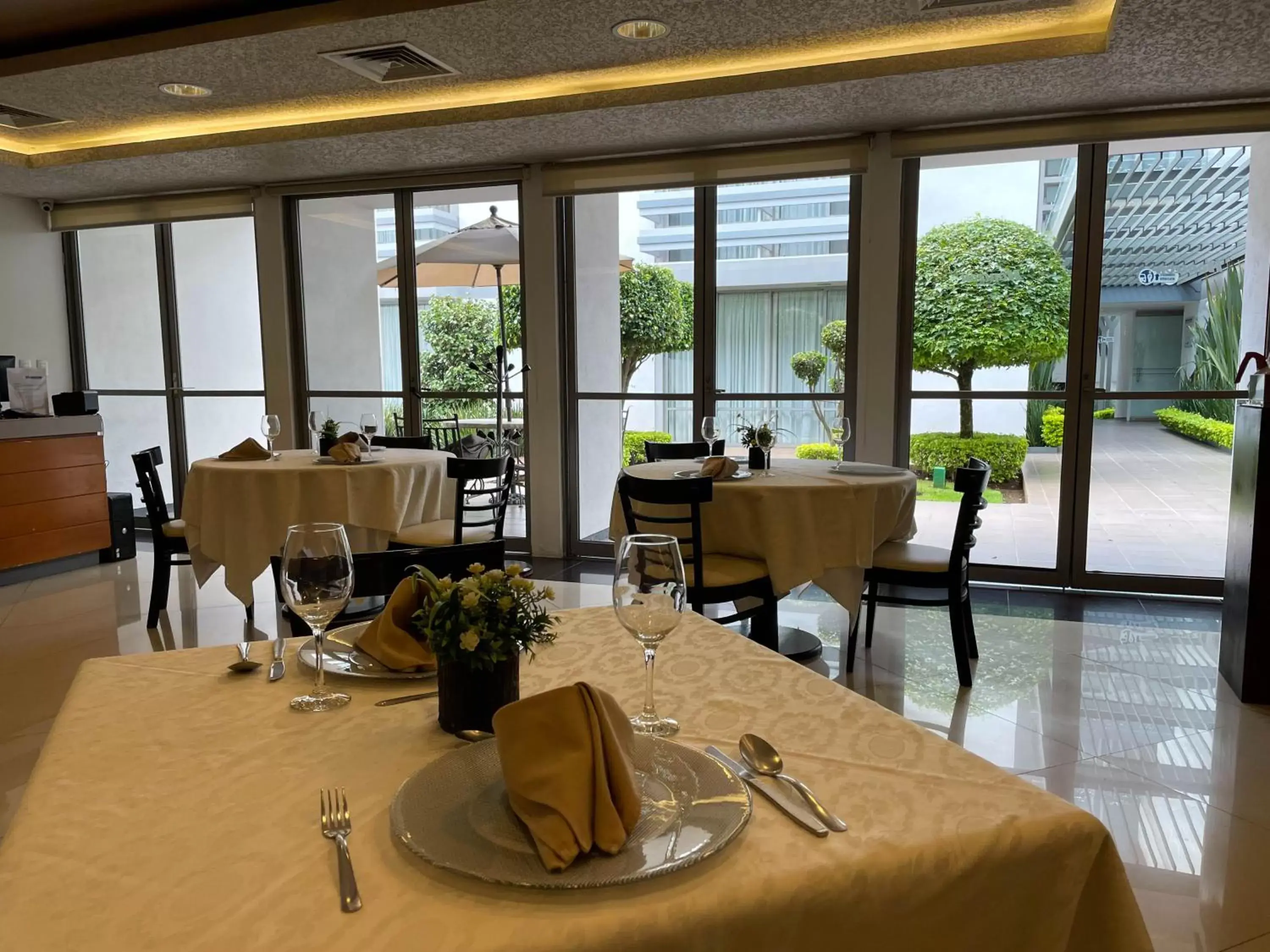 Restaurant/Places to Eat in Hotel Horizon & Convention Center