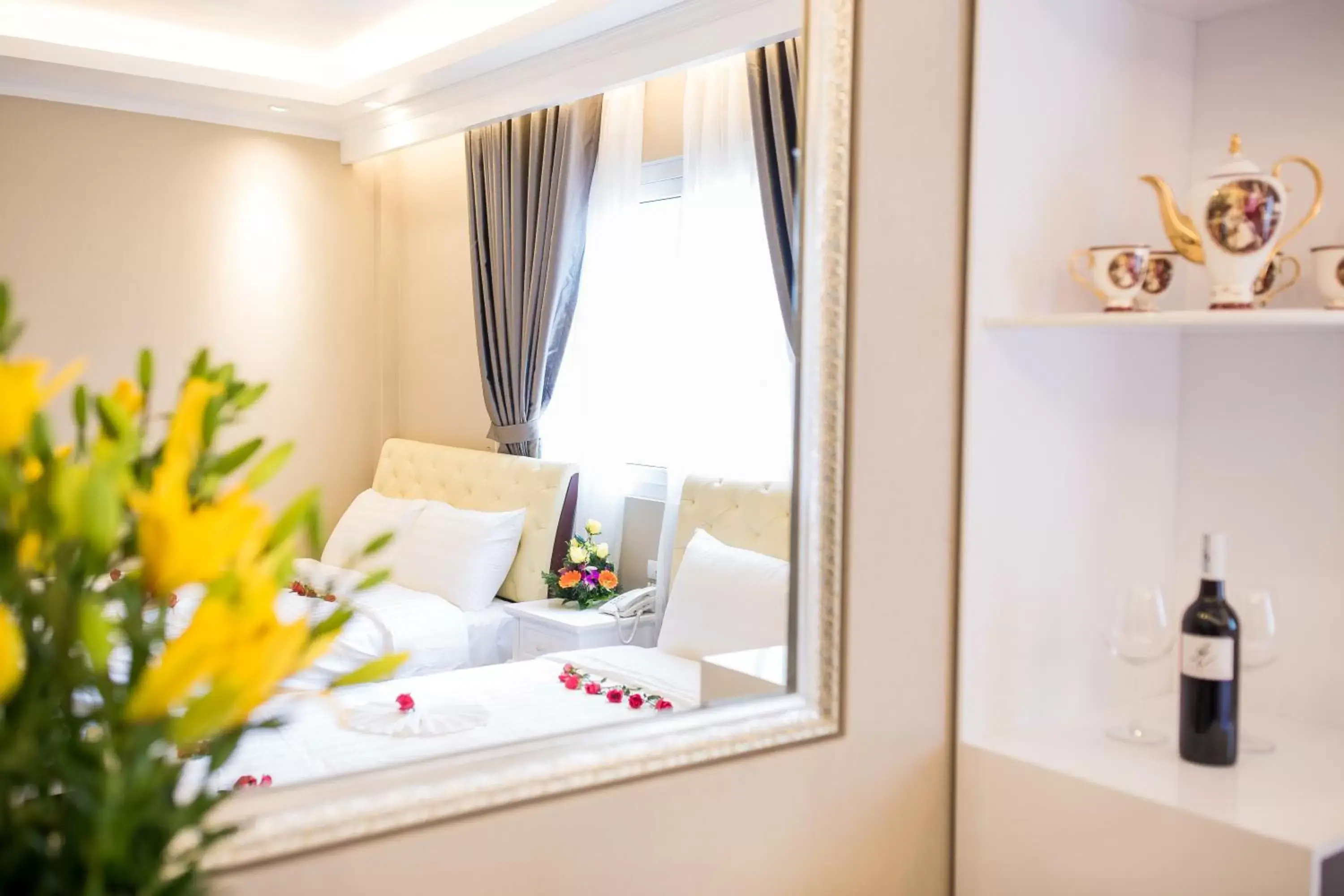 Coffee/tea facilities, Bed in Little Hanoi Deluxe Hotel Coffee/tea facilities, Bed in Little Hanoi Deluxe Hotel