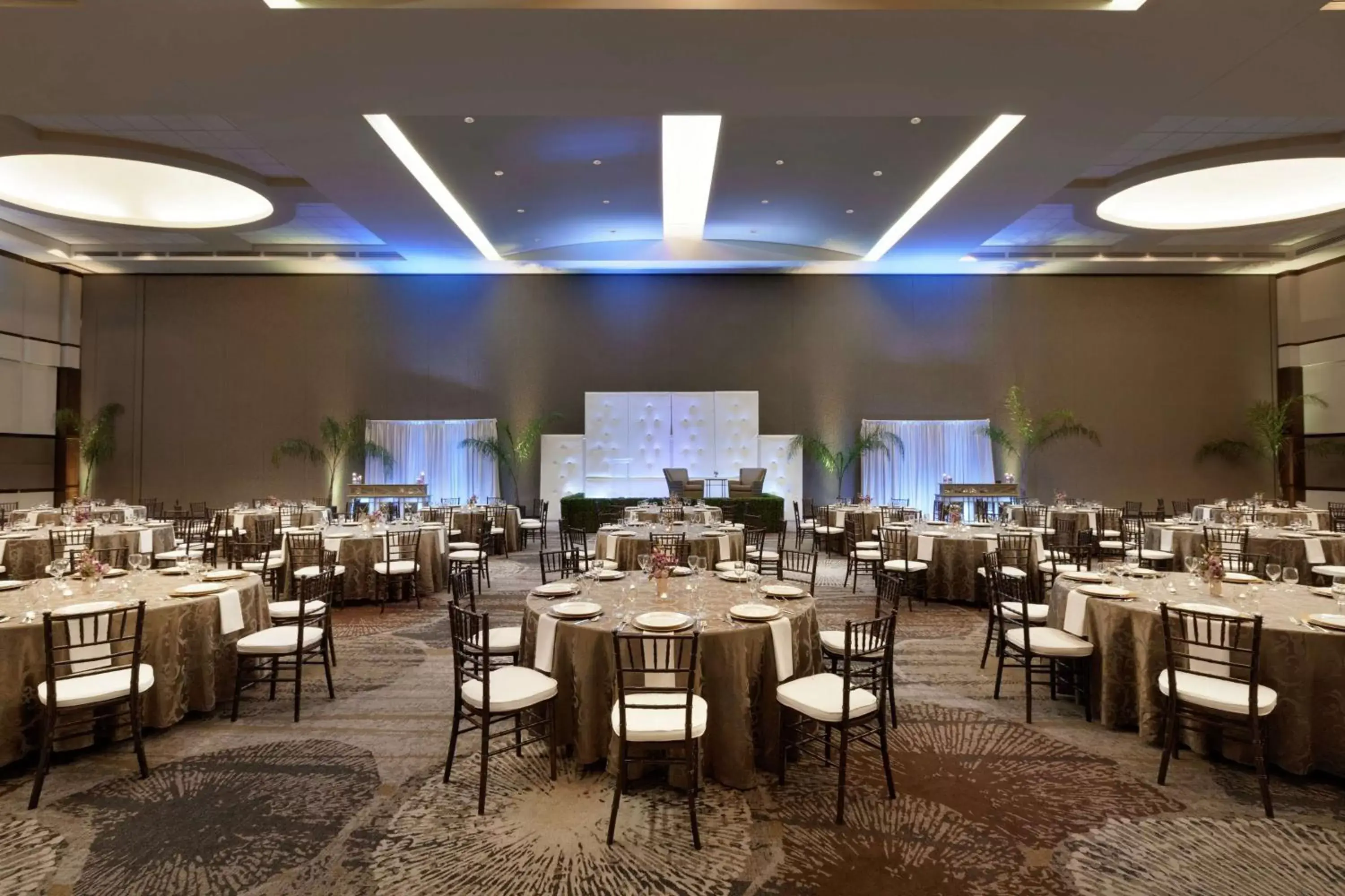 Meeting/conference room, Restaurant/Places to Eat in Embassy Suites North Charleston Airport Hotel Convention