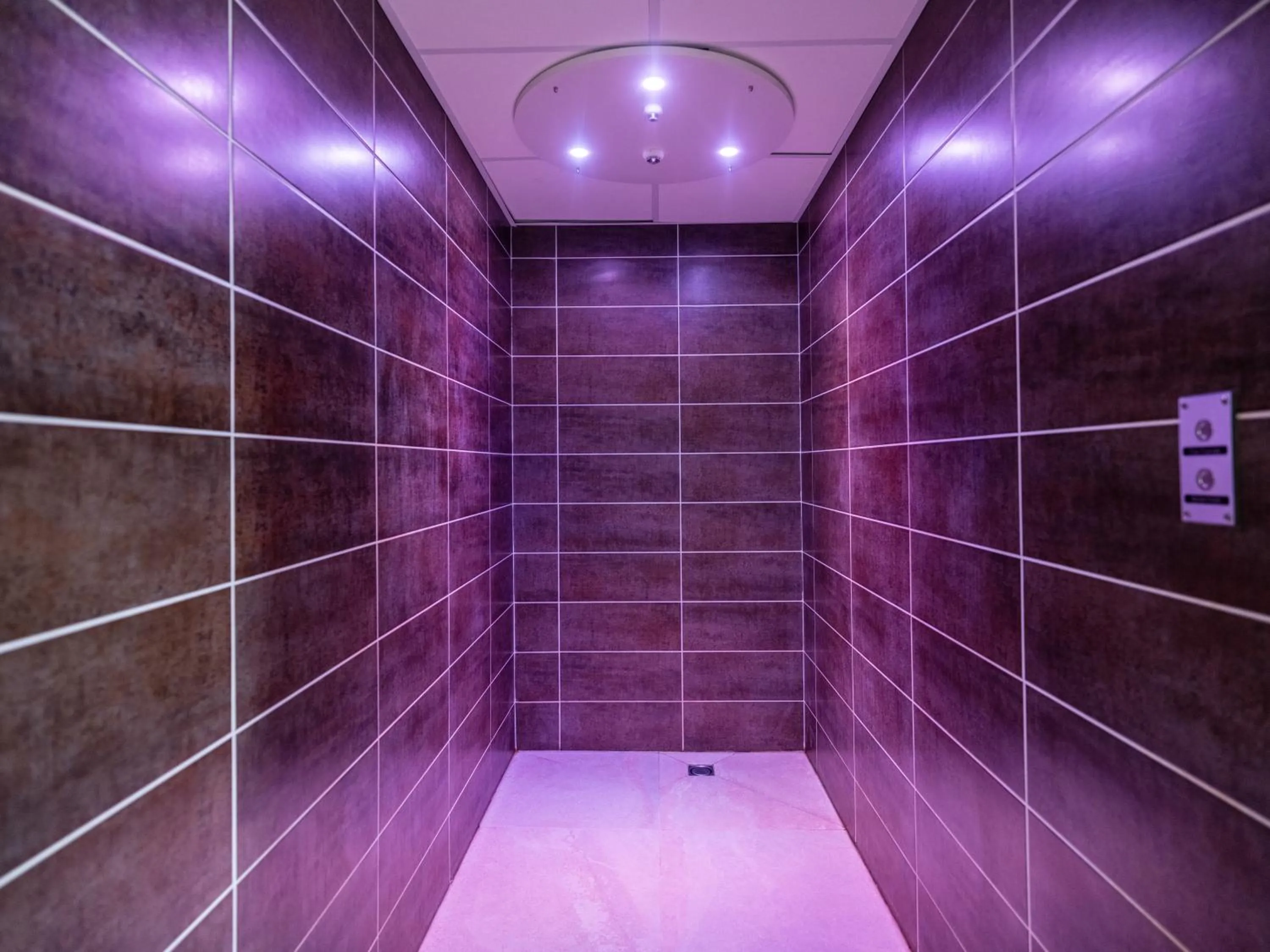 Shower in Golden Tulip La Baule Hotel and Residence