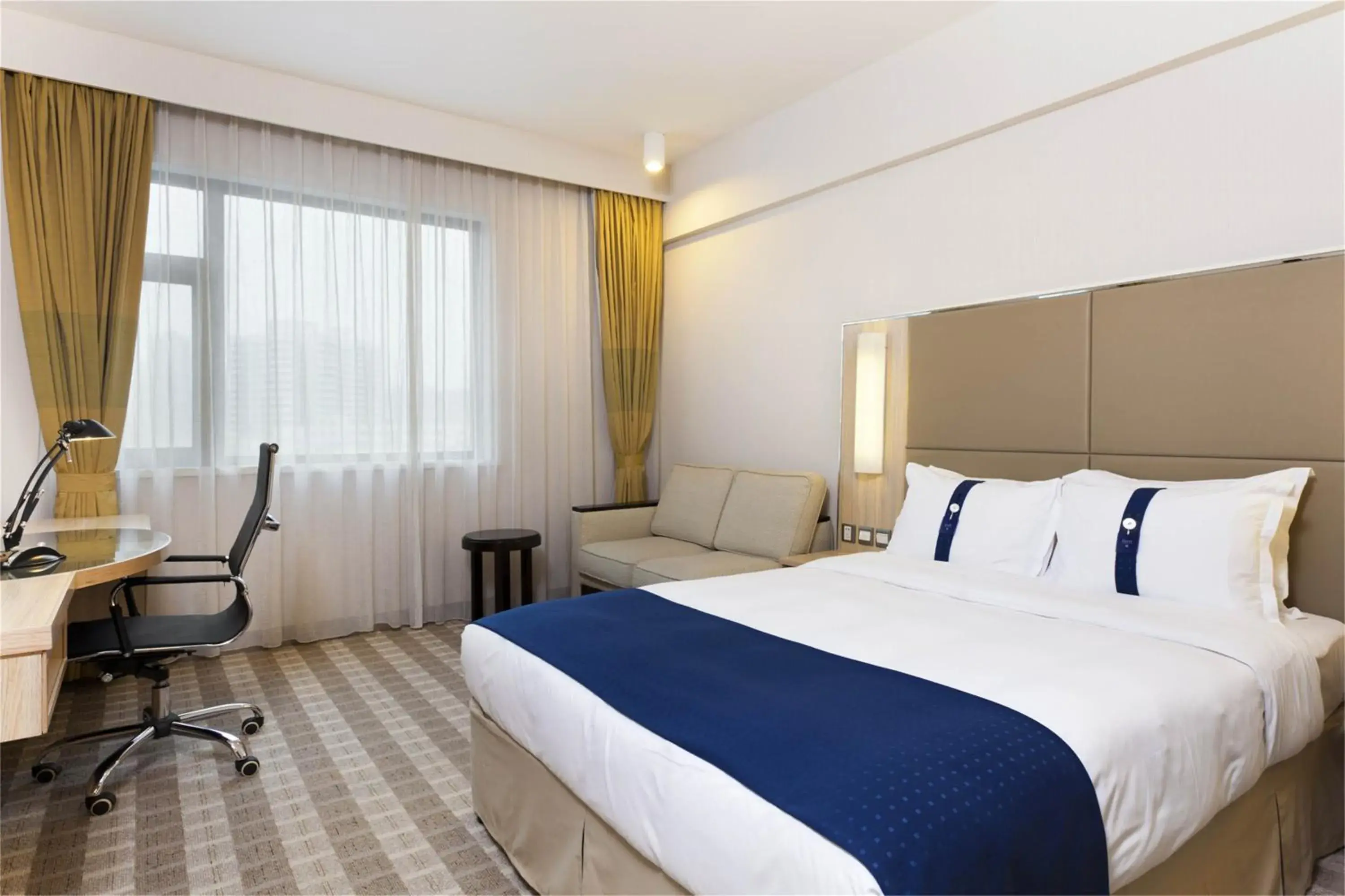 Photo of the whole room, Room Photo in Holiday Inn Express Zhengzhou Zhongzhou, an IHG Hotel