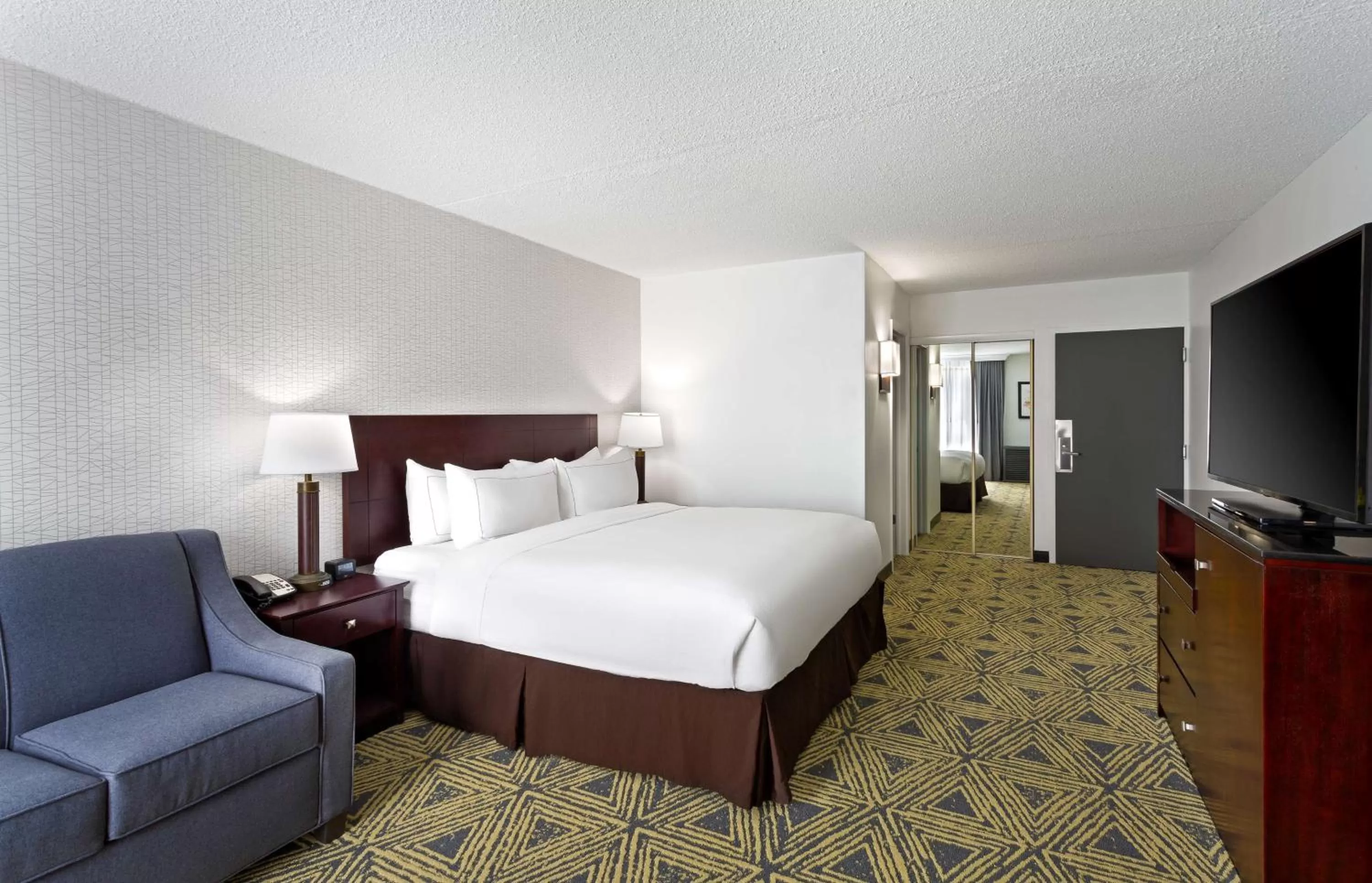Bed in DoubleTree by Hilton Washington Meadow Lands Casino Area