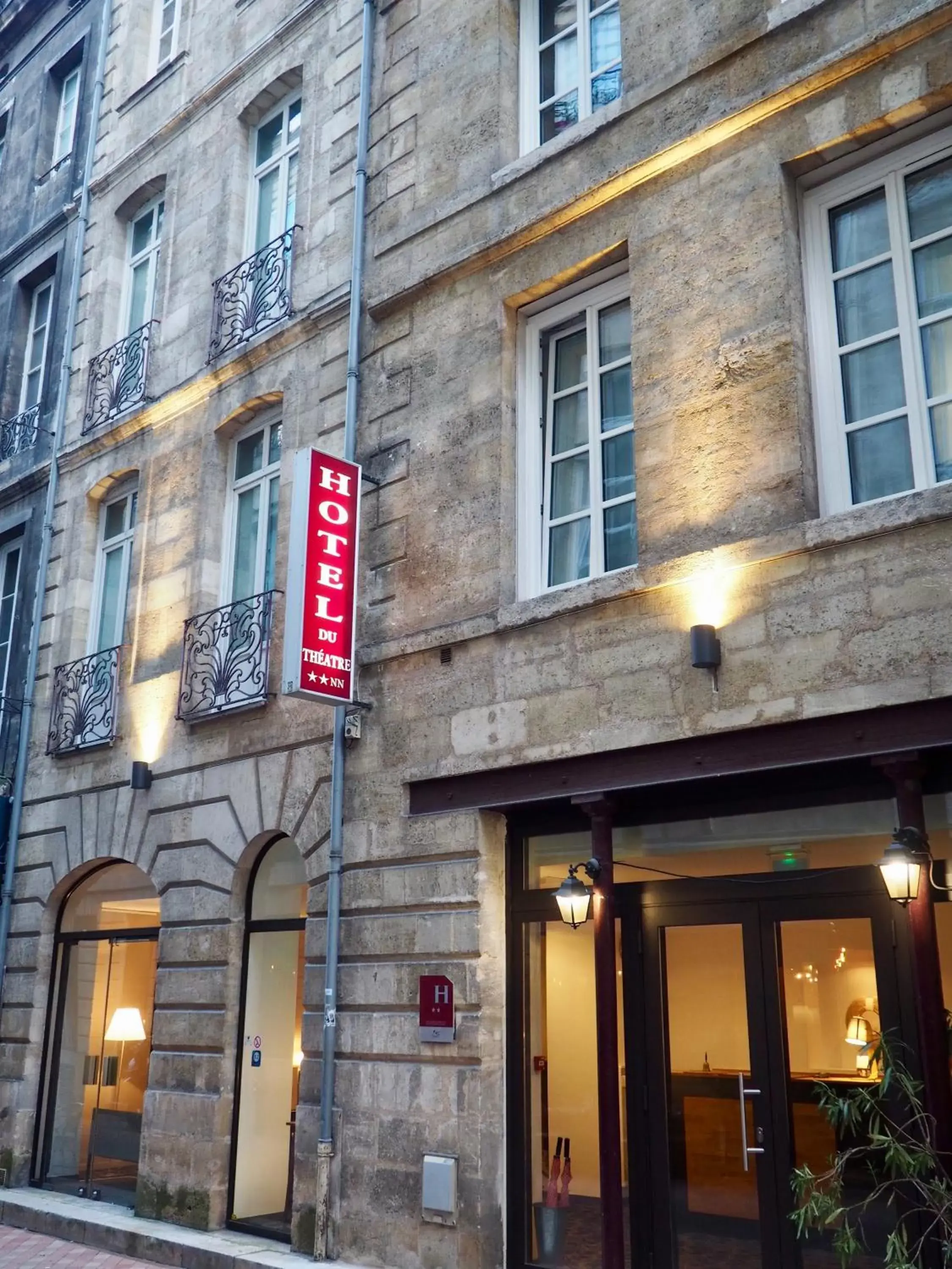 Facade/entrance, Property Building in Hotel du Théâtre