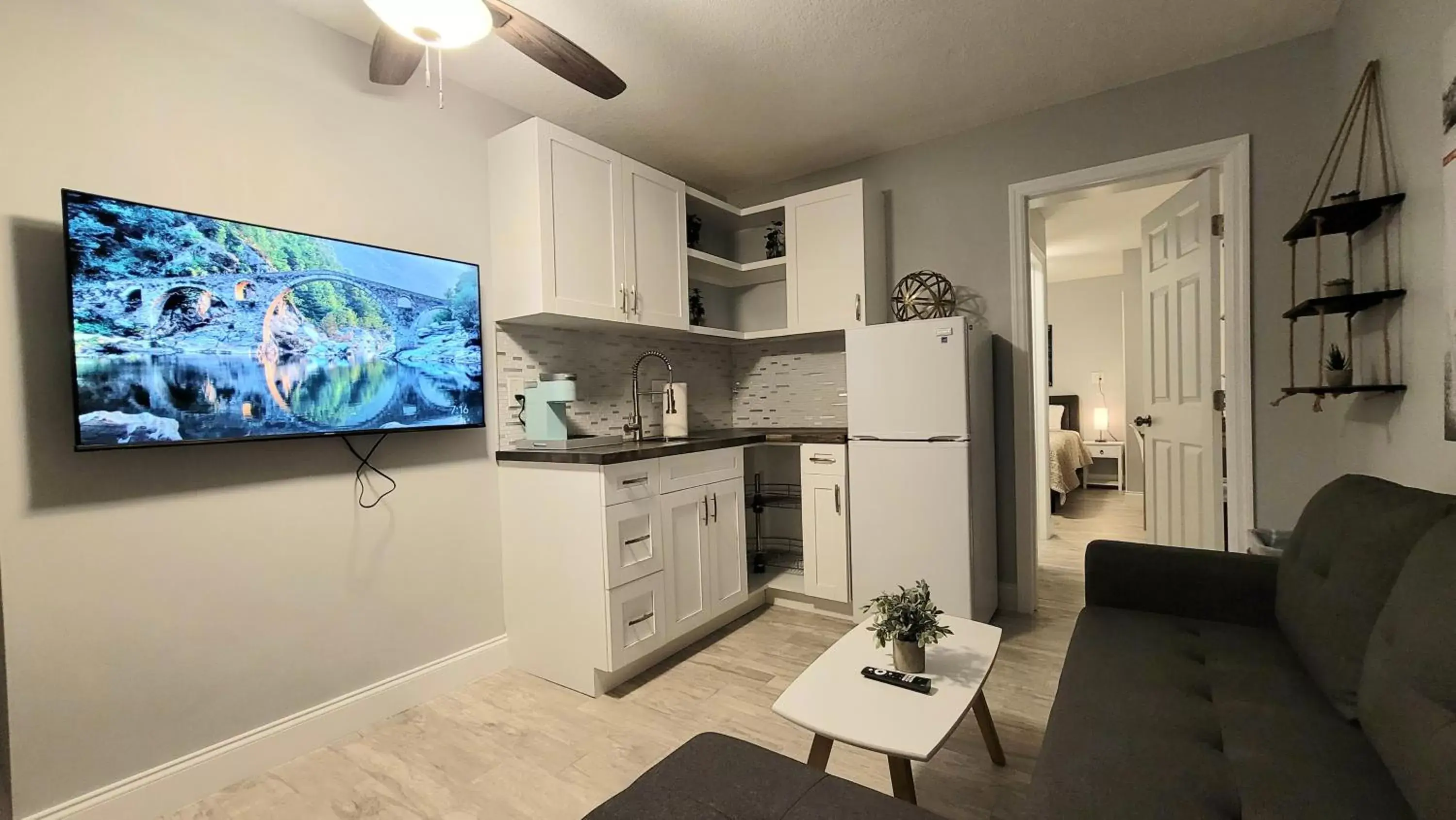 Living room, TV/Entertainment Center in Barefoot mailman motel