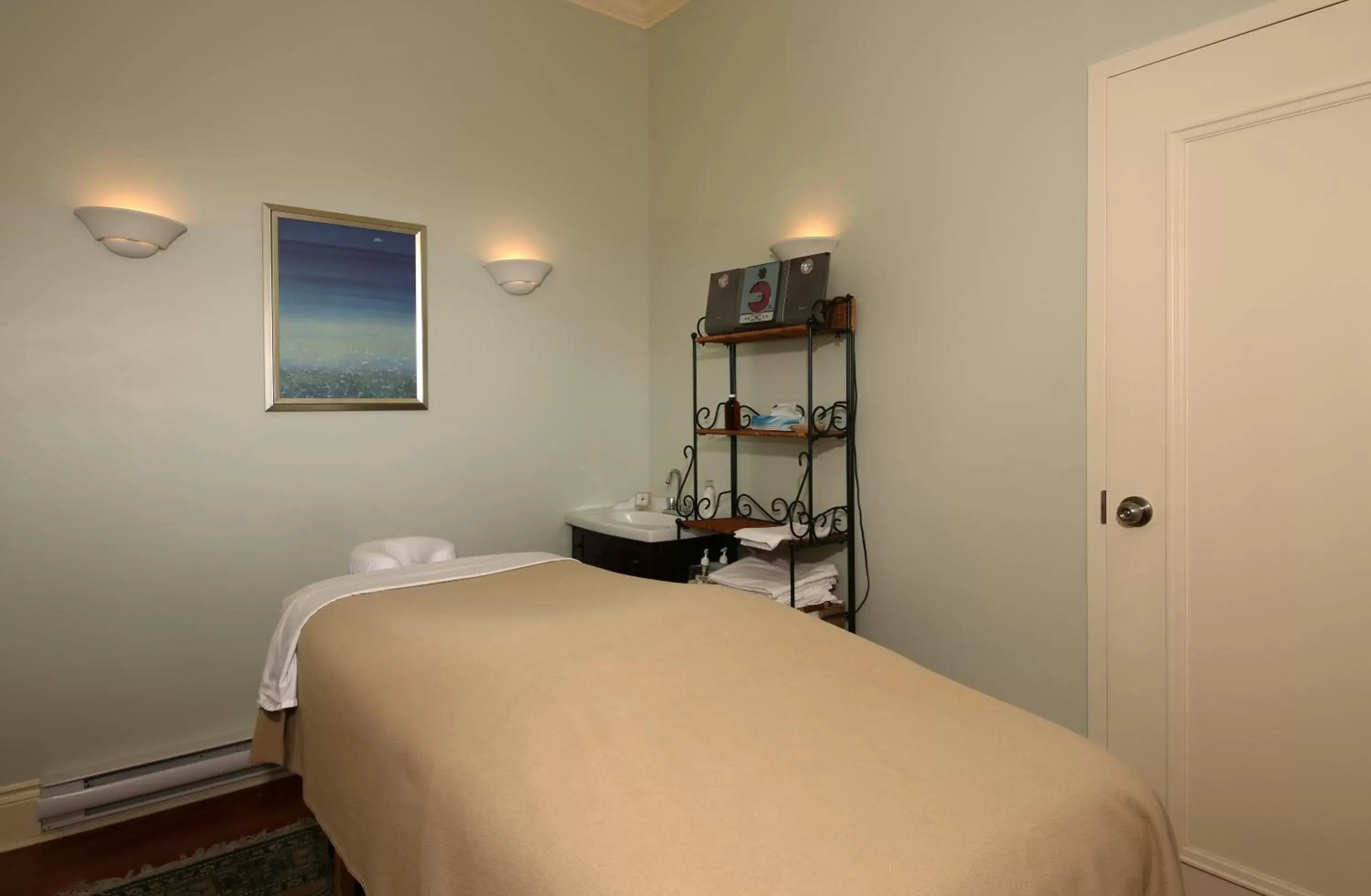 Massage, Bed in Sir Sam's Inn & Spa
