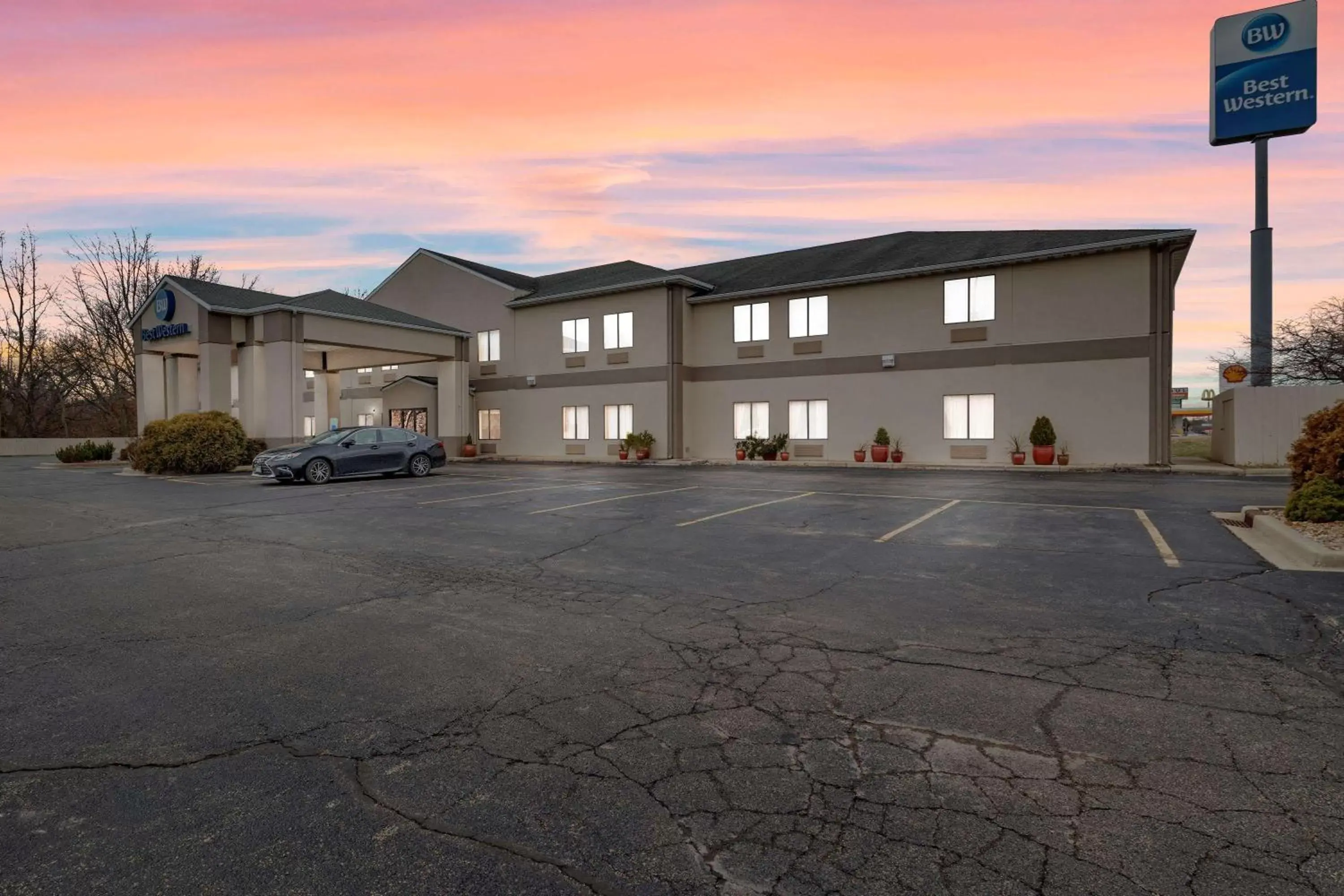 Property Building in Best Western Clearlake Plaza