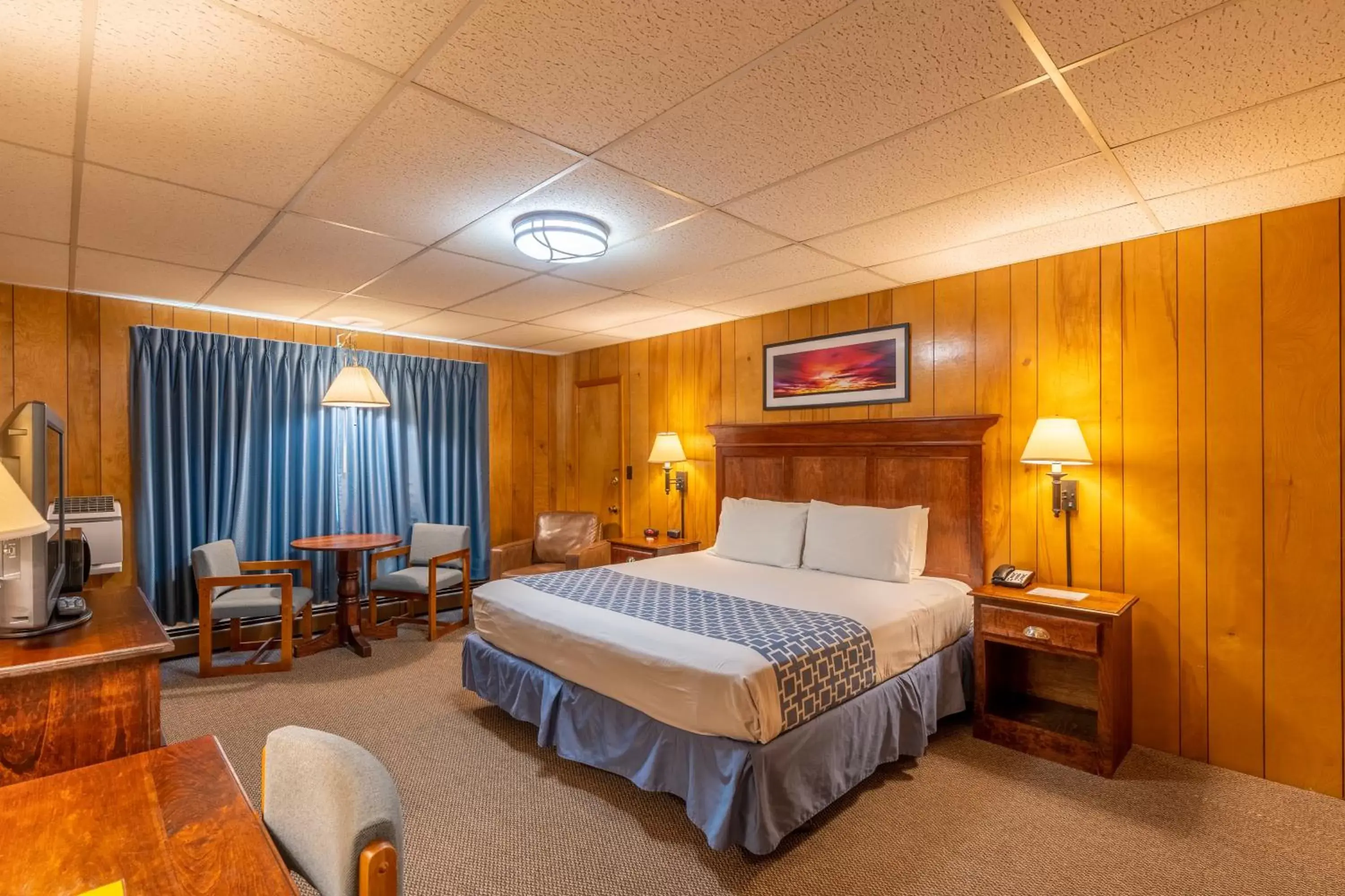 Bed in Shaheen's Adirondack Inn
