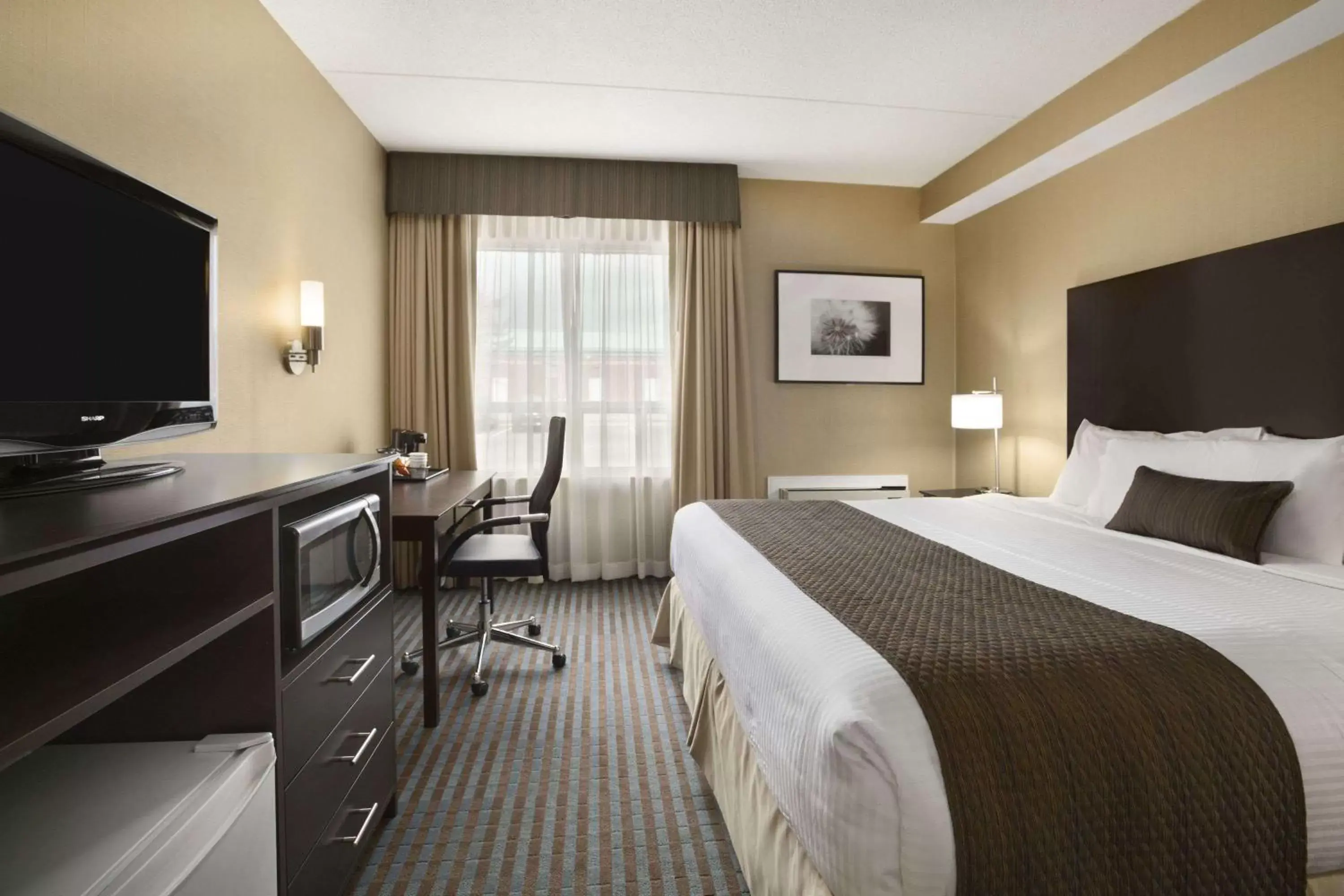 Photo of the whole room, Bed in Days Inn by Wyndham Stouffville