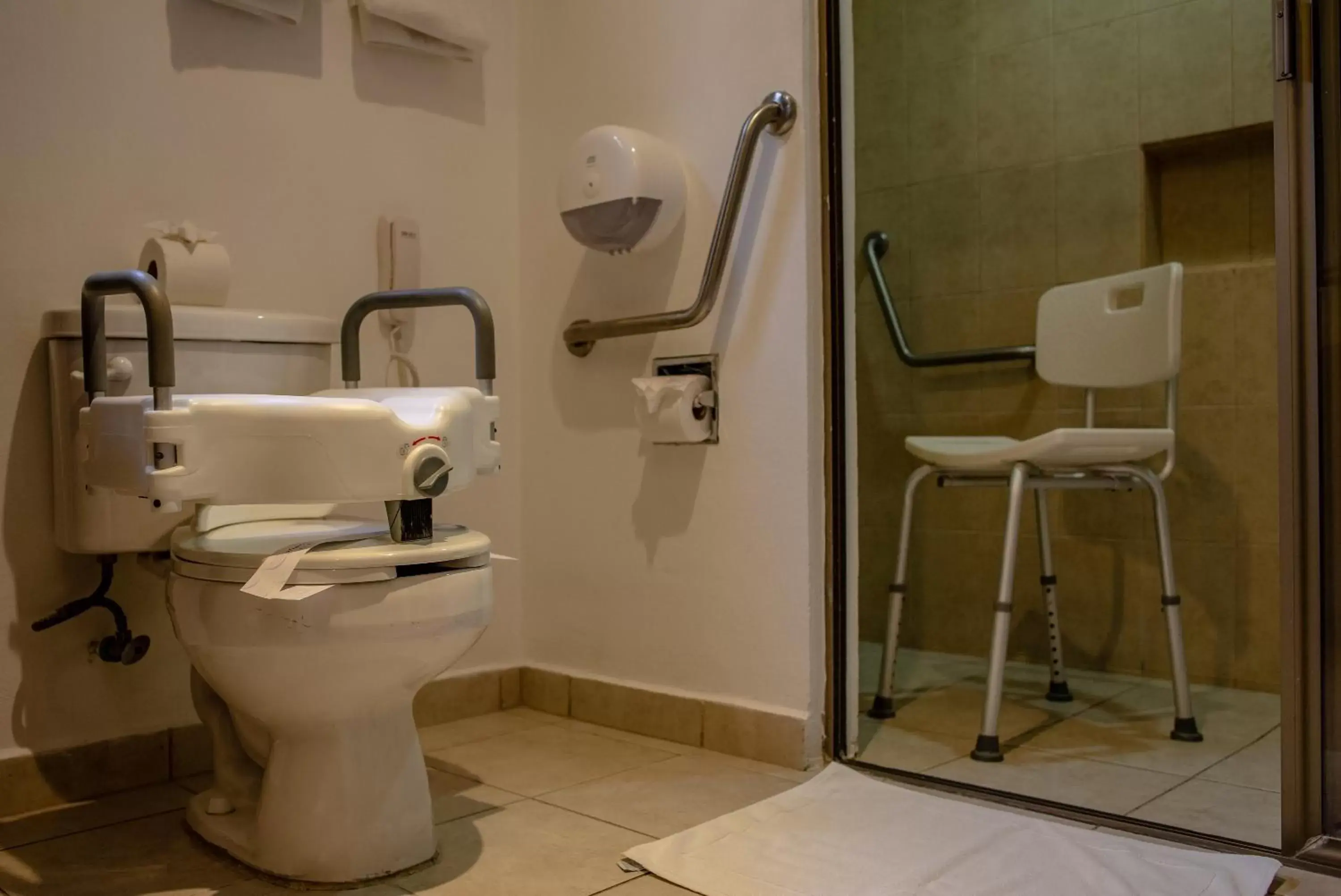 Facility for disabled guests, Bathroom in Mesón de la Luna Hotel & Spa