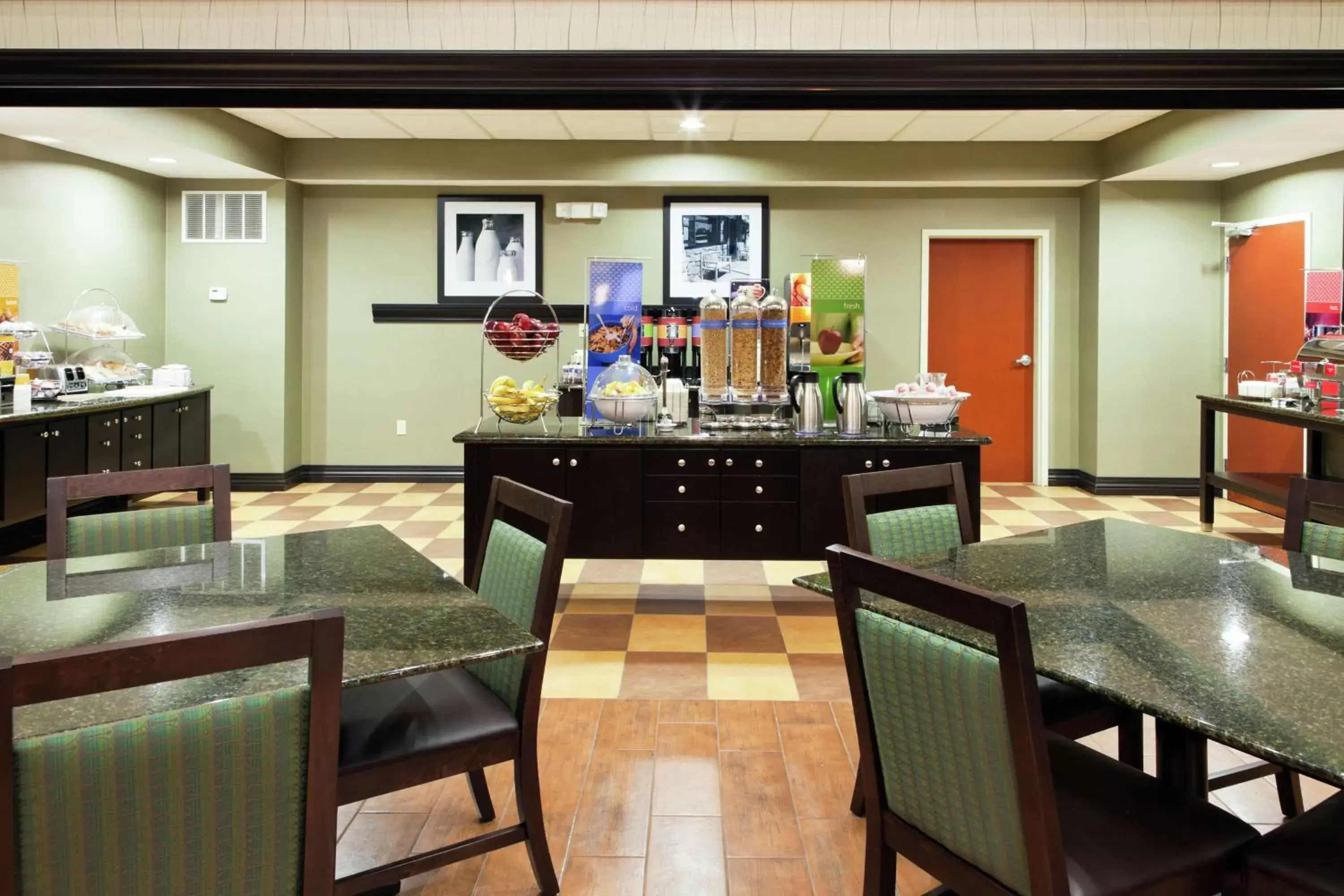Dining area, Restaurant/Places to Eat in Hampton Inn & Suites Middlebury
