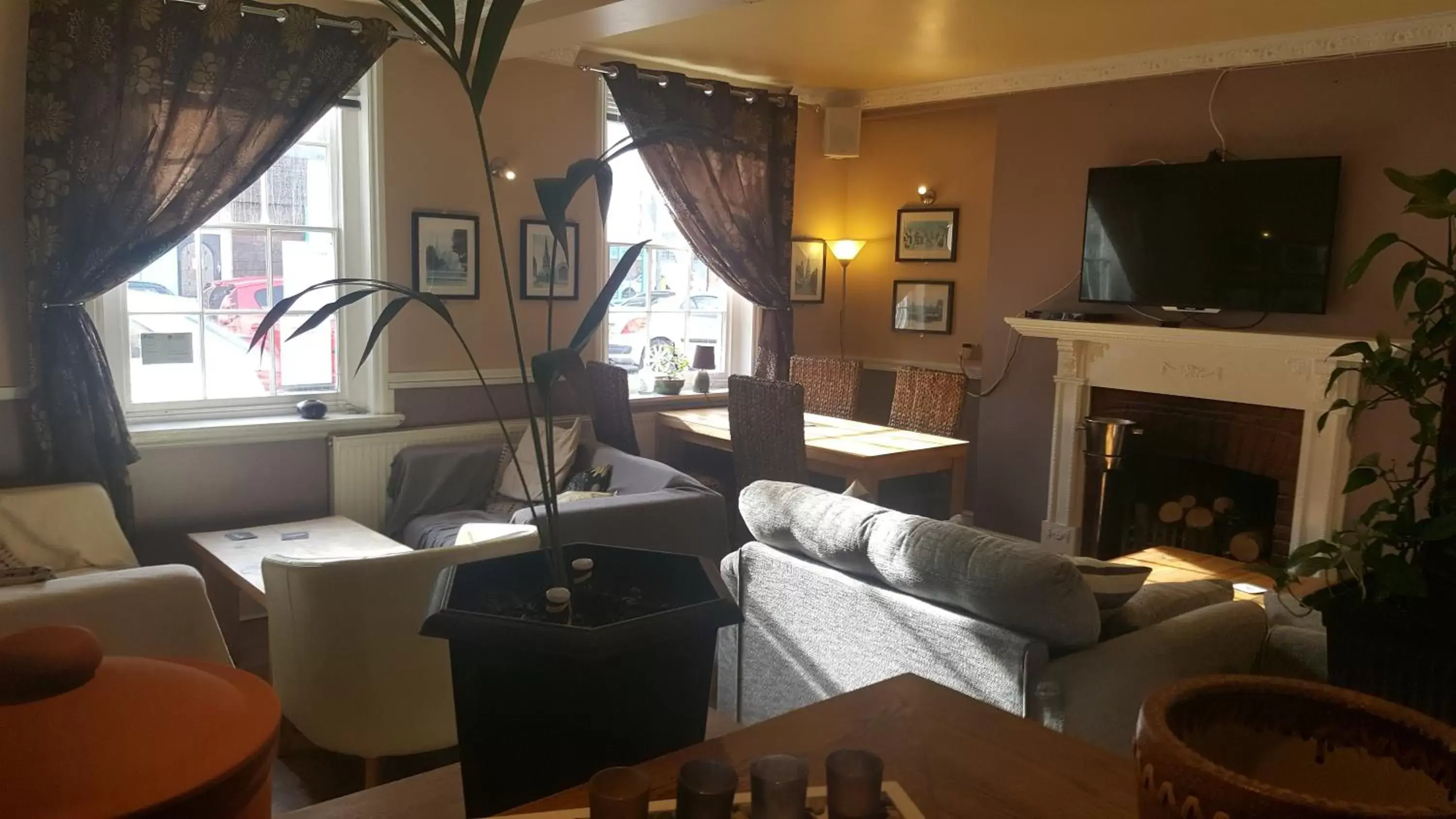 Communal lounge/ TV room, Lounge/Bar in Beaumond Cross Inn