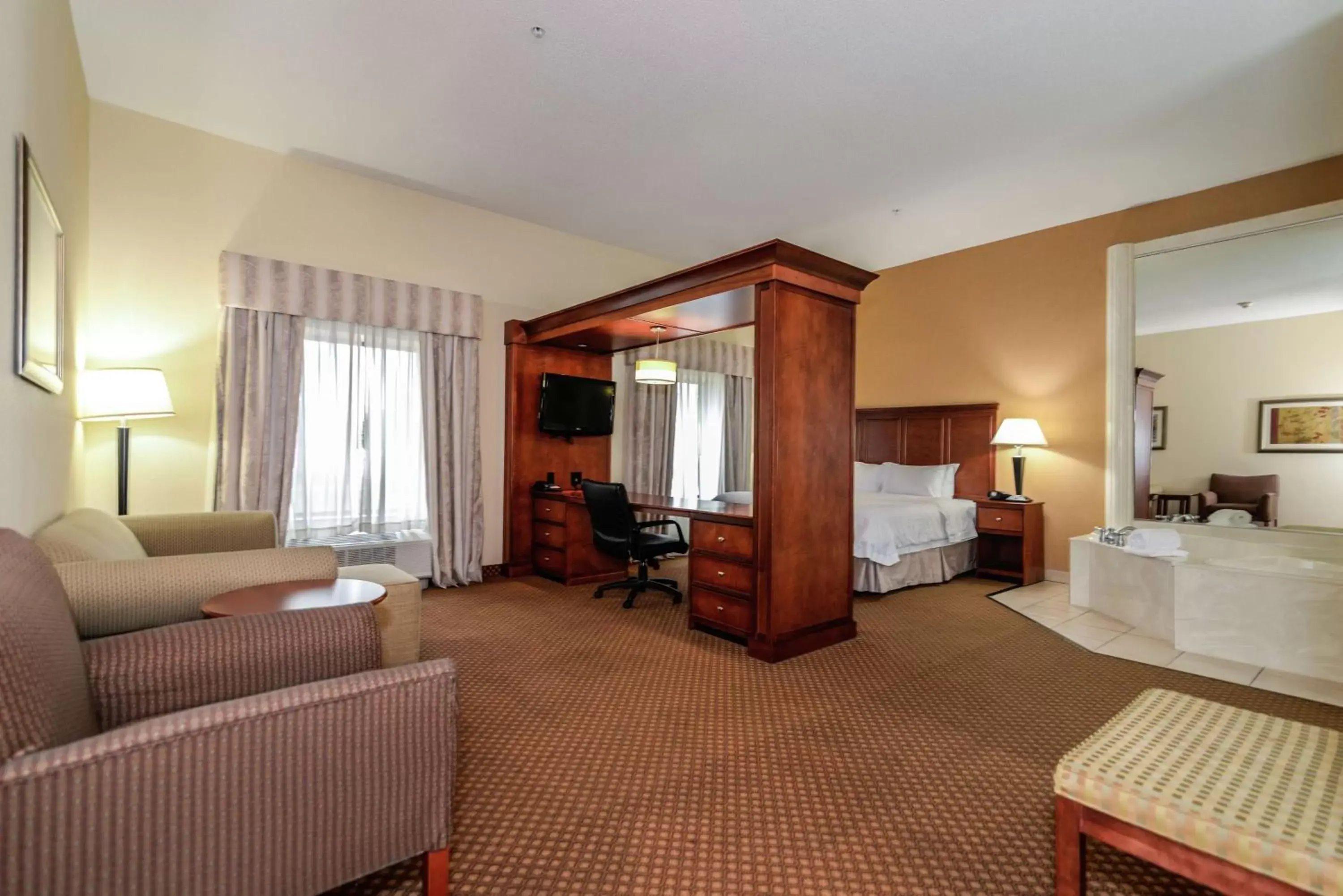 Bedroom, Seating Area in Hampton Inn & Suites Detroit/Chesterfield