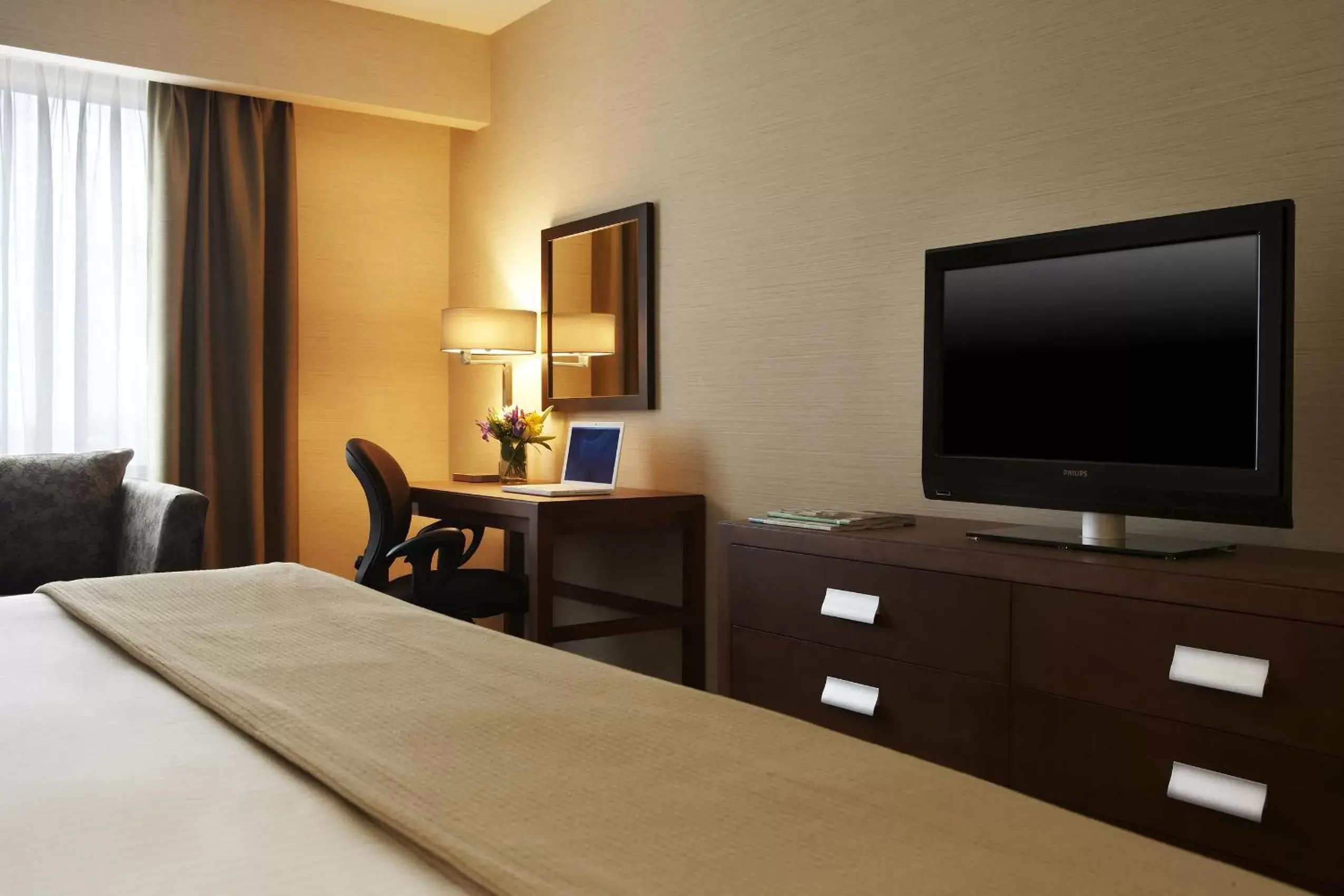 Photo of the whole room, TV/Entertainment Center in Holiday Inn Express & Suites Vaughan-Southwest, an IHG Hotel
