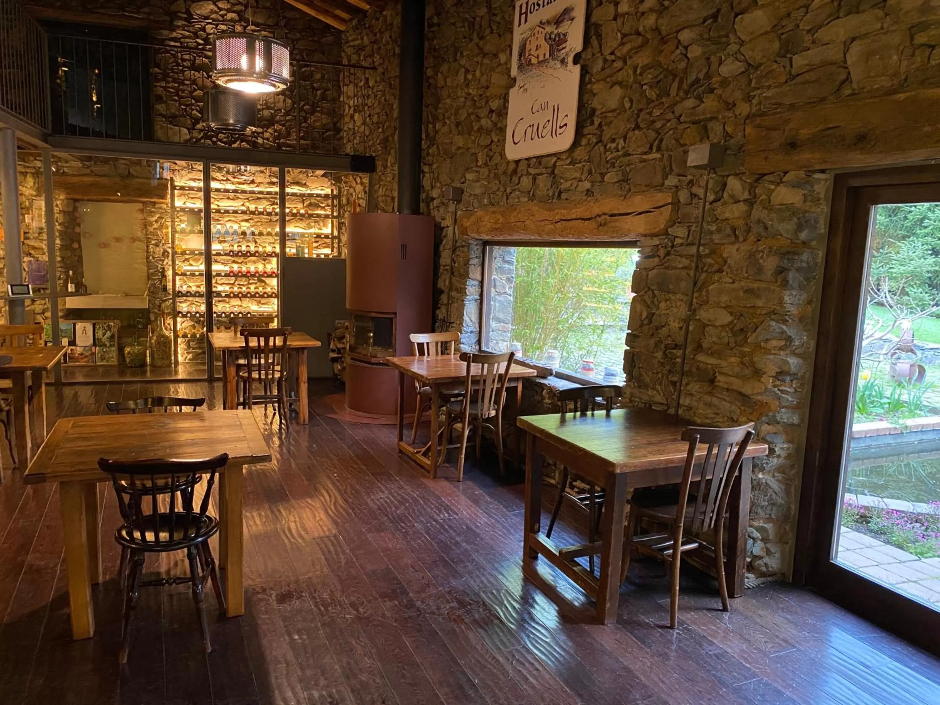 Restaurant/places to eat in Hotel Cruells