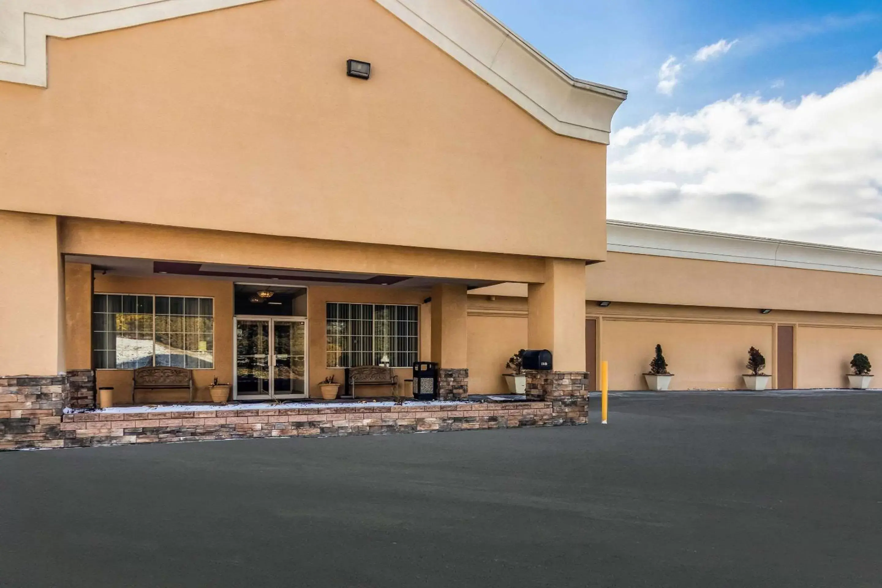 Property Building in Quality Inn & Suites Indiana, PA